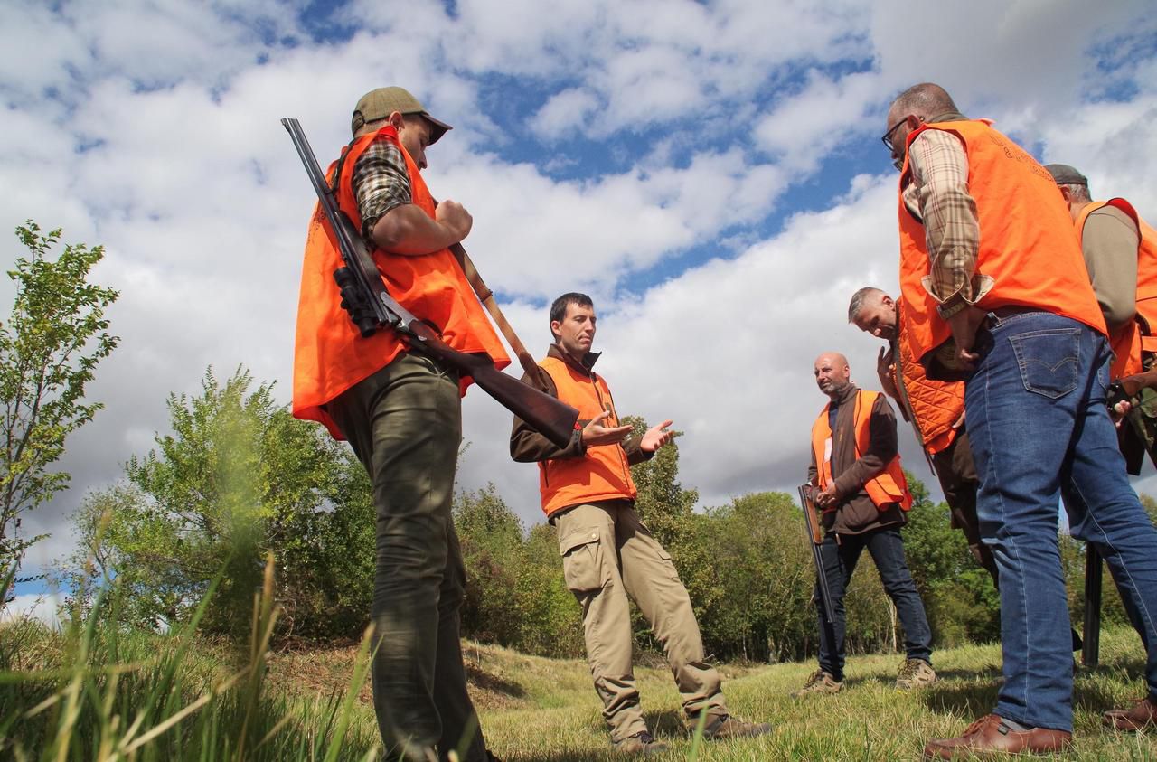 Des chasseurs assistent à une formation axée sur la sécurité et organisée par la fédération des chasseurs de l’Oise, à Breteuil (archives). LP/Alexis Bisson