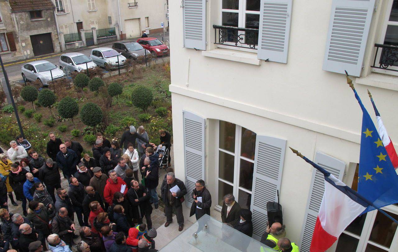 <b></b> Villenoy, samedi 26 novembre. Près de 200 personnes s’étaient rassemblées devant la mairie pour protester contre le projet de la société Terzéo d’installer un site de stockage de déchets dangereux. 