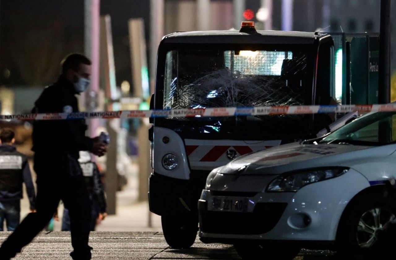 <b></b> Un homme a percuté deux piétons, après avoir volé une camionnette, mercredi 3 février, dans le quartier de la Défense à Paris. 