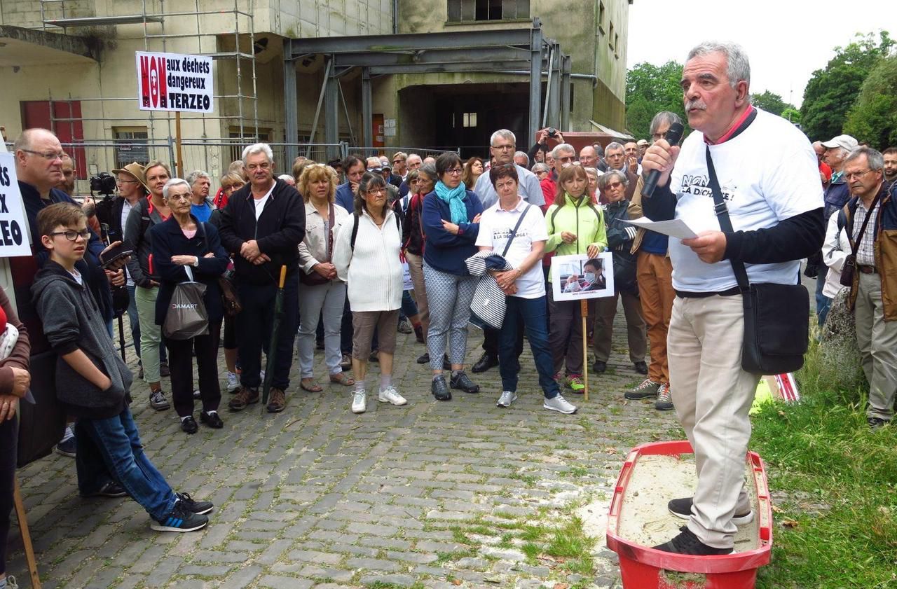 <b></b> Villenoy, ce samedi. A l’appel du collectif Marne et de son porte-parole Asterio Fernandez (à droite, sur le bac rouge), entre 150 et 200 personnes ont participé à la marche écologique contre le projet Terzeo.