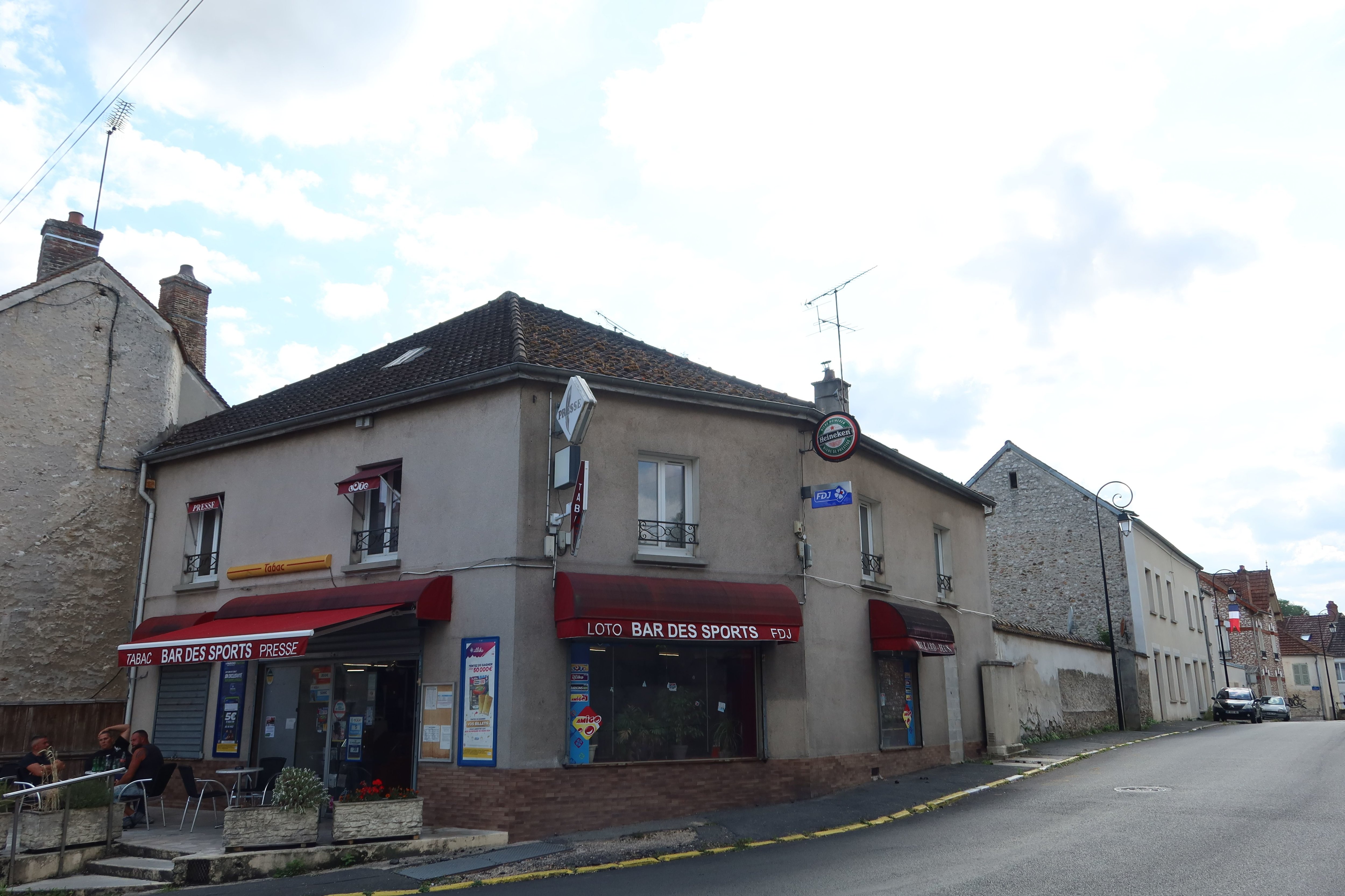 Jouy-sur-Morin, ce mercredi 19 juillet. C'est devant ce café que la victime a été découverte alors qu'elle était en état d'hypothermie. LP/Sébastien Roselé