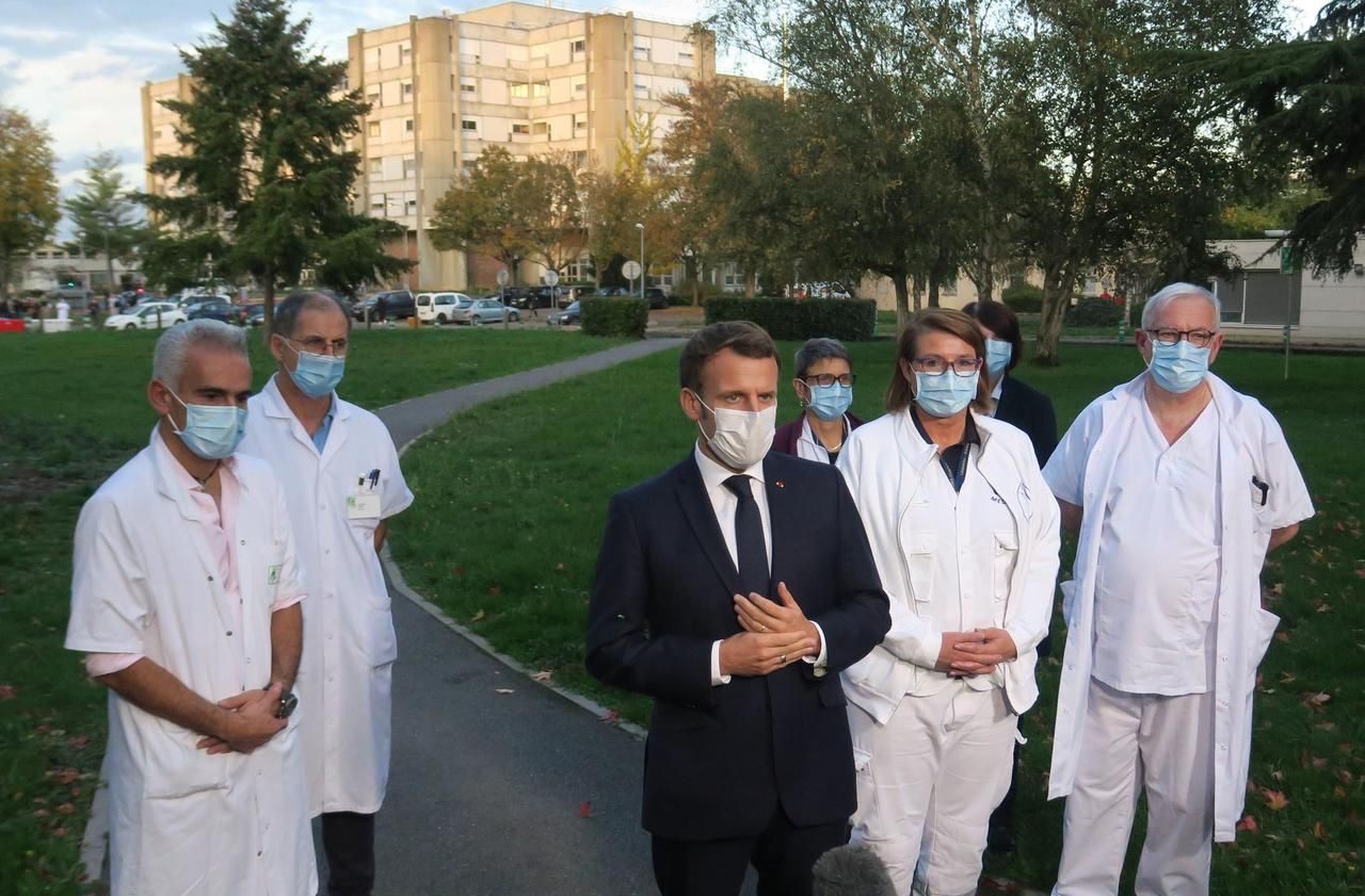 <b></b> Pontoise, ce vendredi. Emmanuel Macron félicite l'engagement des soignants après avoir échangé avec les cadres de l'hôpital René-Dubos.