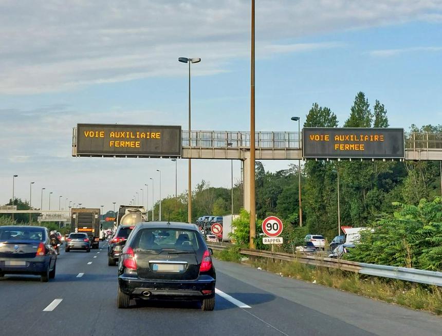 La bande d'arrêt d'urgence de l'autoroute A4, au niveau de Joinville-le-Pont et Nogent-sur-Marne, peut être transformée en voie auxiliaire sur laquelle rouler aux heures de pointe. LP/Laure Parny
