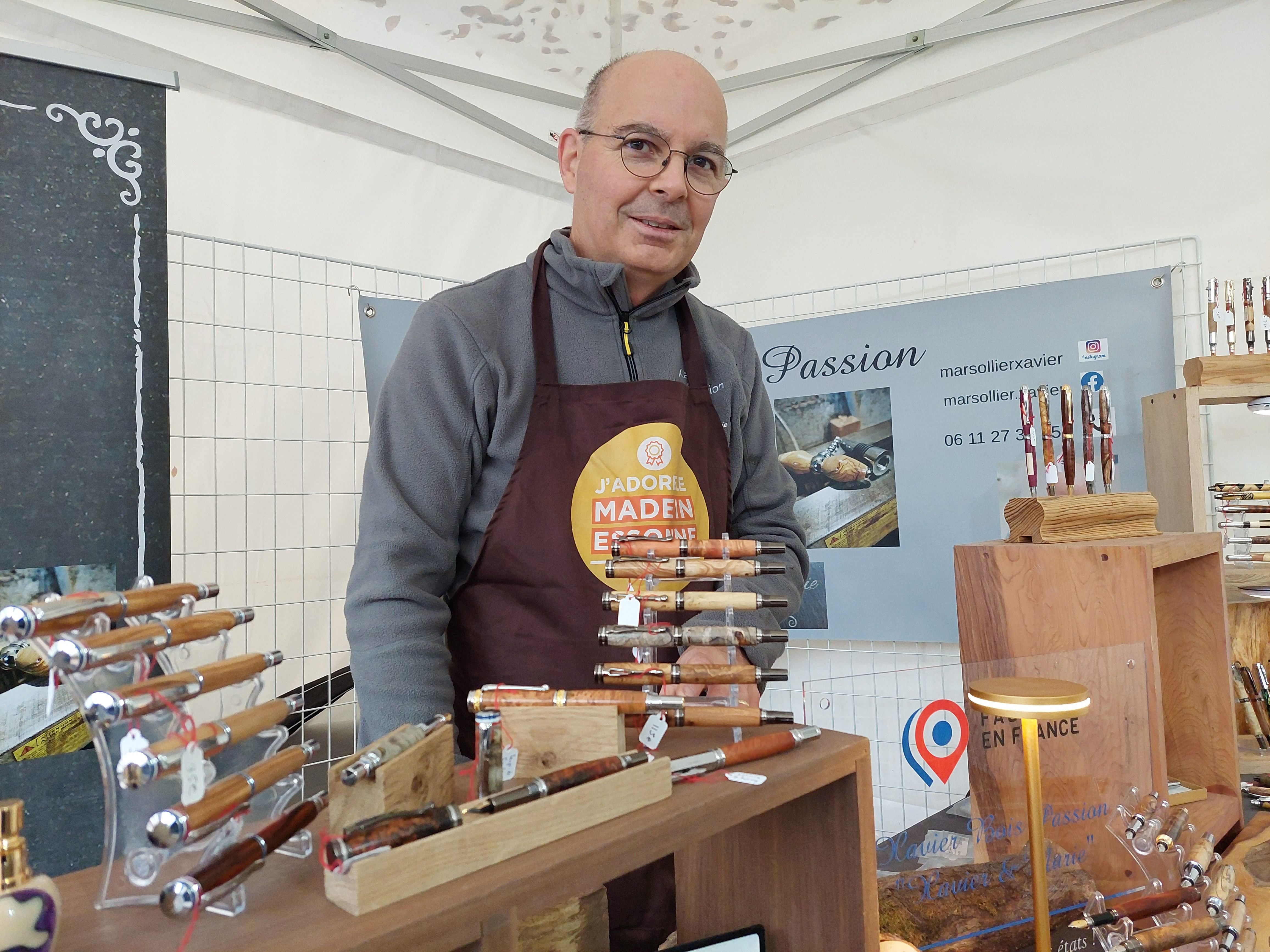 Chamarande (Essonne), ce samedi 18 novembre. Xavier Marsollier réalise ses stylos avec du bois local dans son atelier de Chalo-Saint-Mars. LP/Florian Garcia