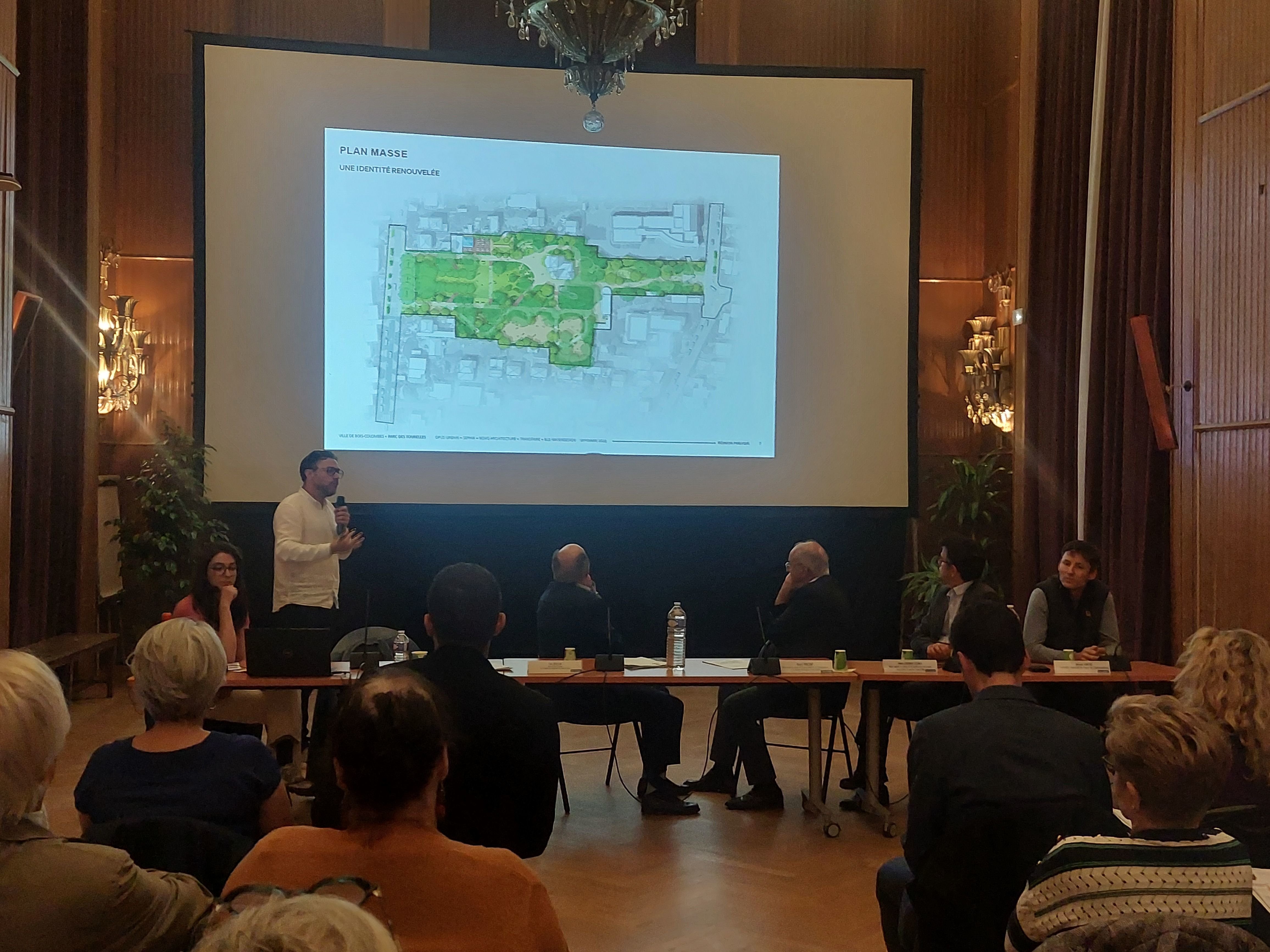 Bois-Colombes, le 17 septembre. Plus d'une centaine de personne a assisté à la réunion de présentation du projet d'aménagement du parc du château des Tourelles. LP/O.B.