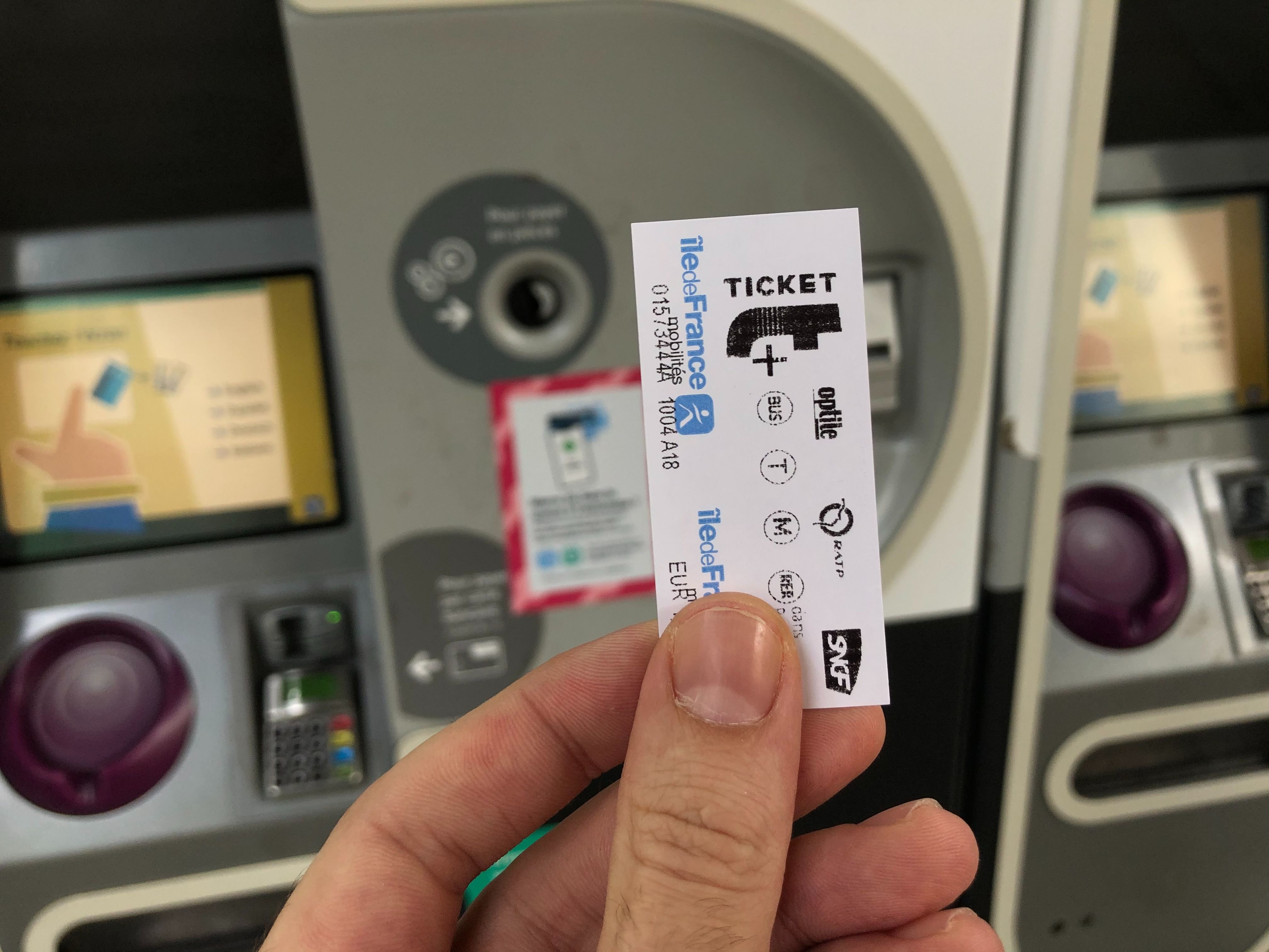 Le carnet de tickets de métro papier ne sera plus disponible à la vente à partir de l'été 2023. LP/Auguste Canier