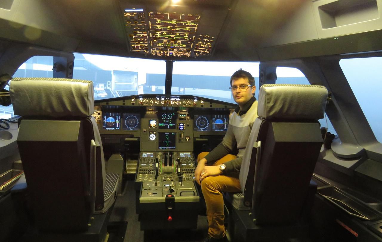 <b></b> Athis-Mons, le 6 décembre 2018. Pierre Letessier forme le public sur ce simulateur de pilotage d’un Airbus A 320 du musée Delta.