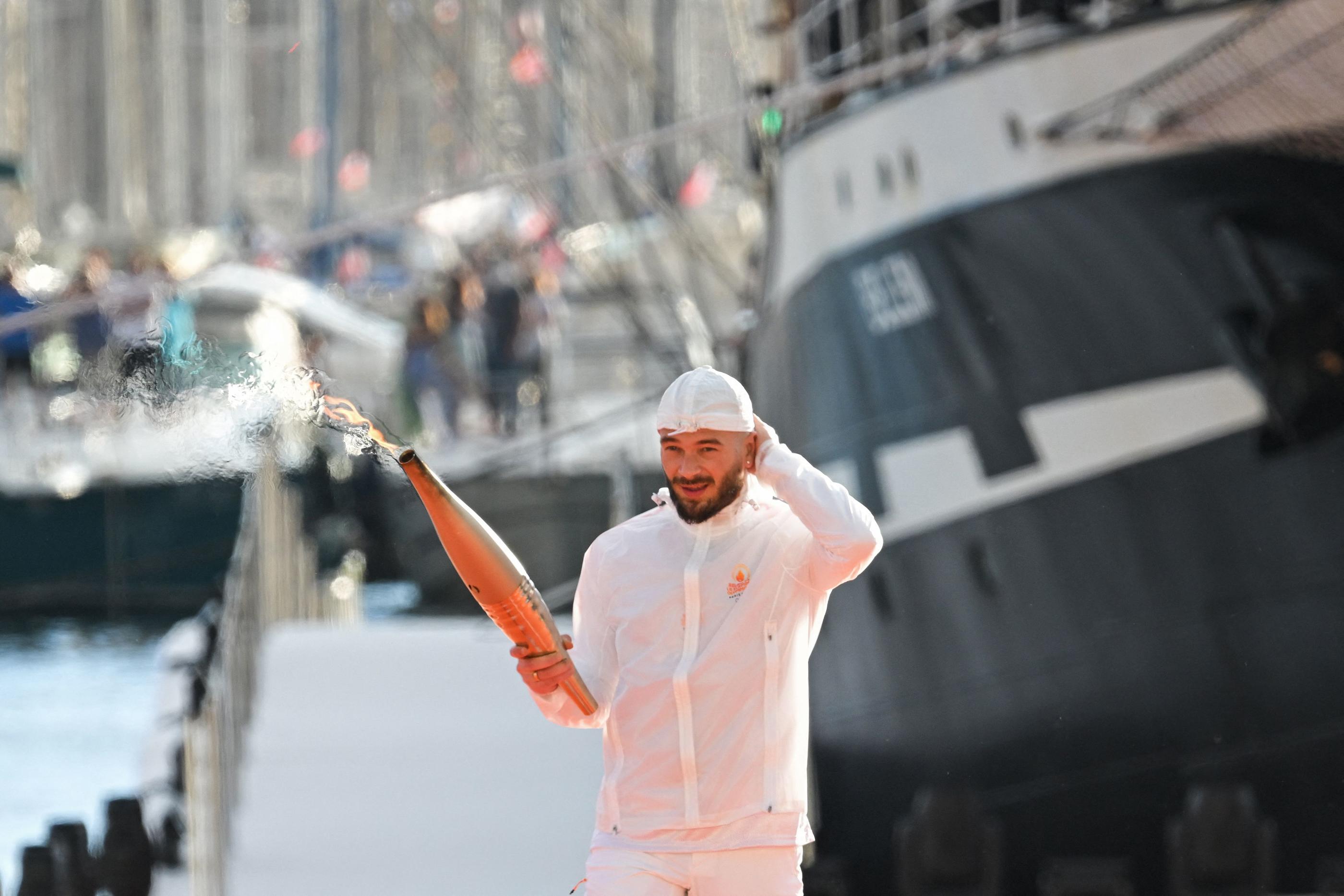 C'est le rappeur Jul qui allumé le chaudron olympique à Marseille. AFP/NICOLAS TUCAT