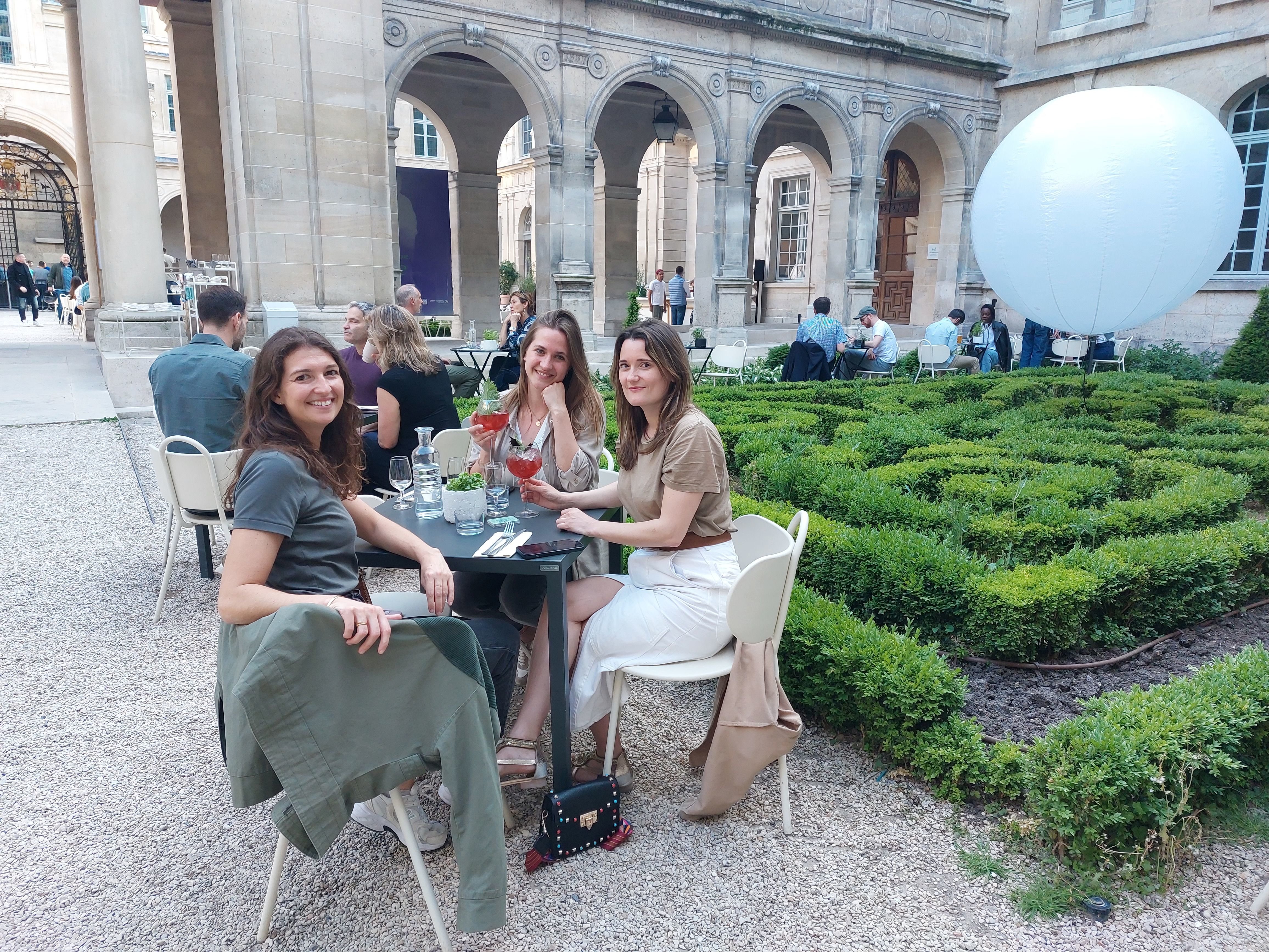 Paris (IVe). Ces trois jeunes Parisiennes se sont retrouvées pour siroter un verre dans les magnifiques jardins du musée Carnavalet. LP/C.H.