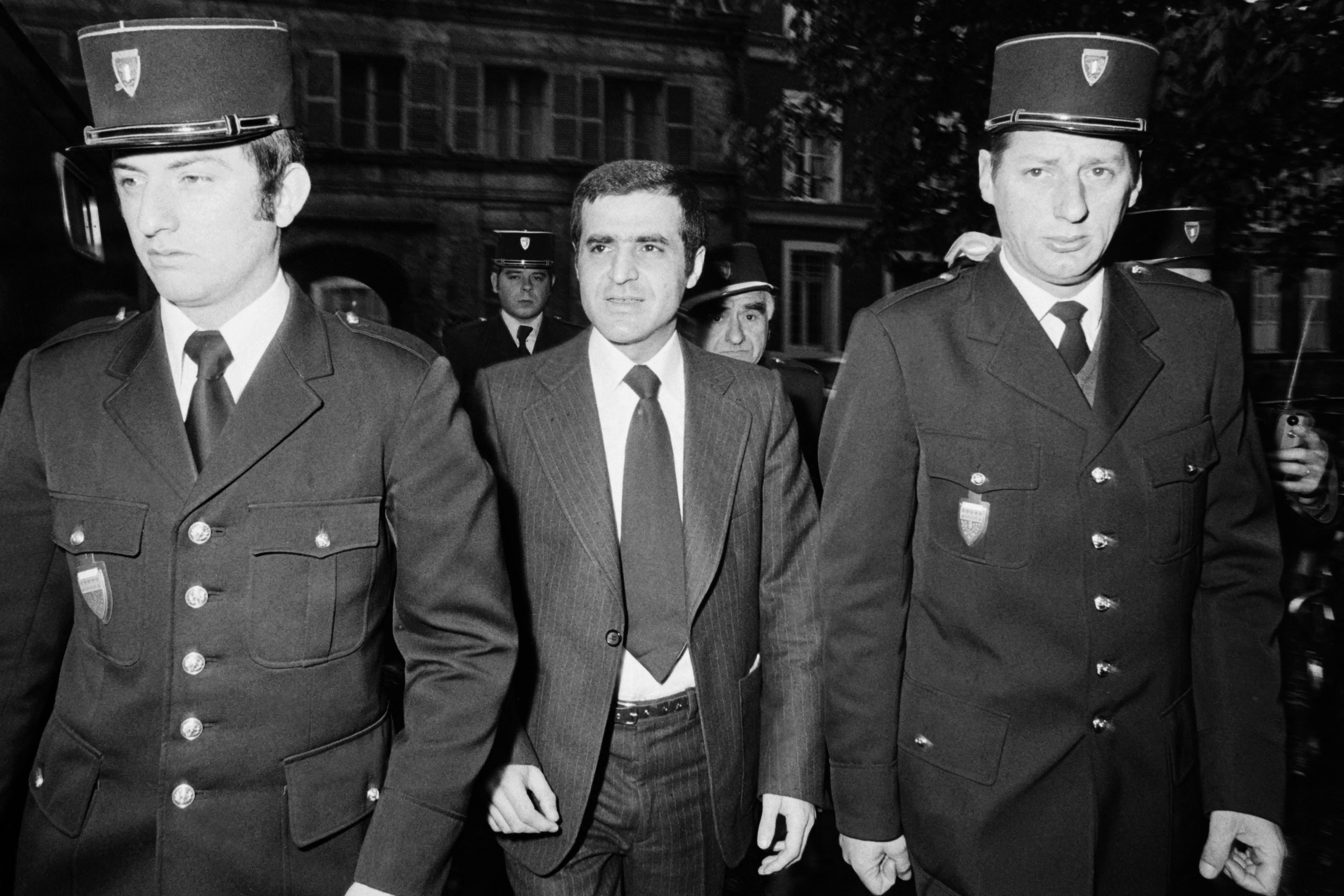 Pierre Goldman arrive au palais de Justice d'Amiens, encadré par des gendarmes, au sixième jour de son procès devant les assises de la Somme, le 3 mai 1976. Il sera acquitté le lendemain. AFP/archives