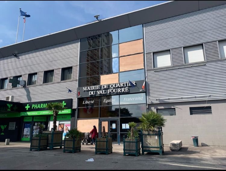 Mantes-la-Jolie, ce jeudi:  plusieurs vitres de la mairie de quartier du Val Fourré  ont été cassées durant la nuit.