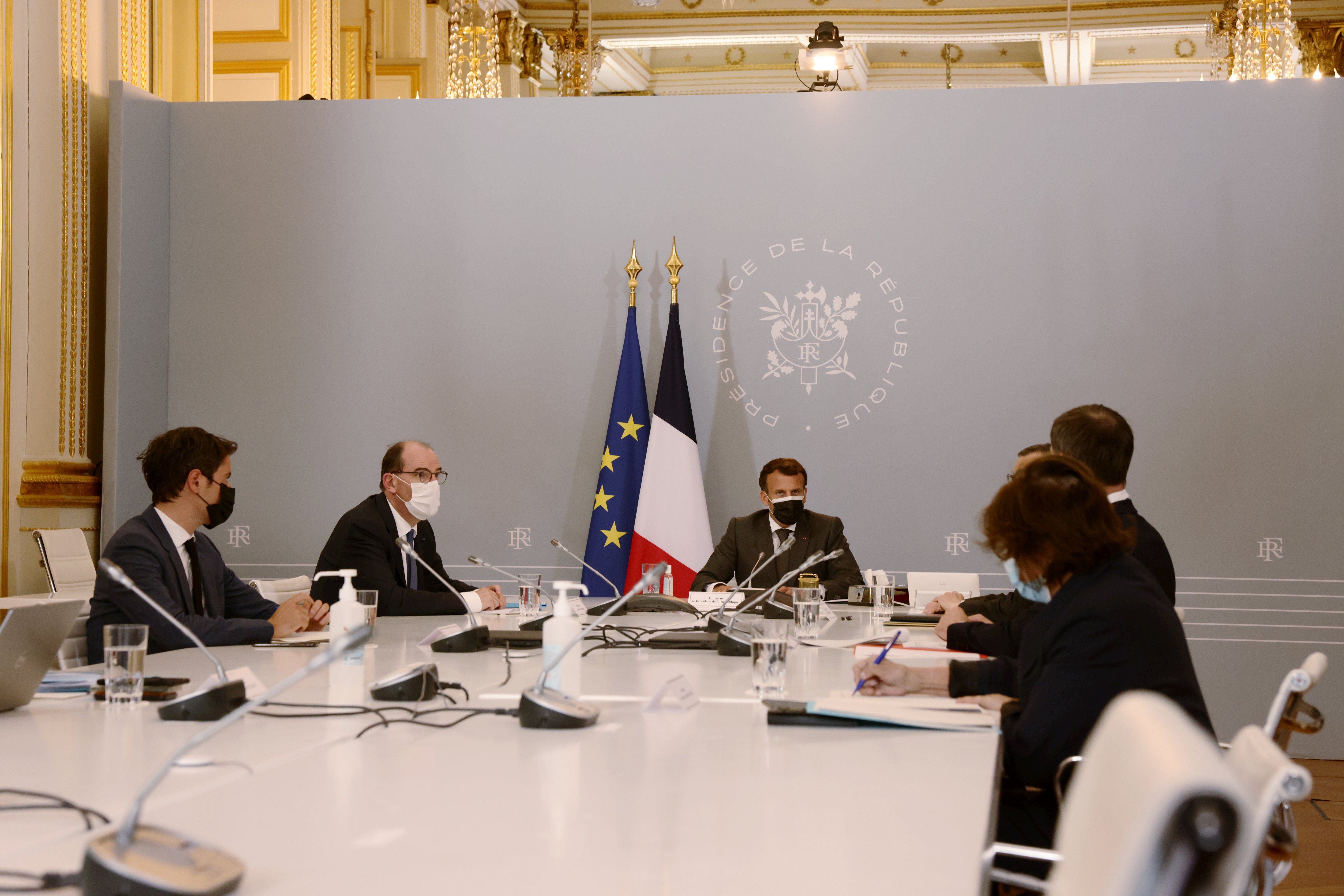 Emmanuel Macron réunit, tous les mardis soirs, une réunion vaccins en présence notamment du Premier ministre Jean Castex, du ministre de la Santé Olivier Véran et du porte-parole Gabriel Attal.