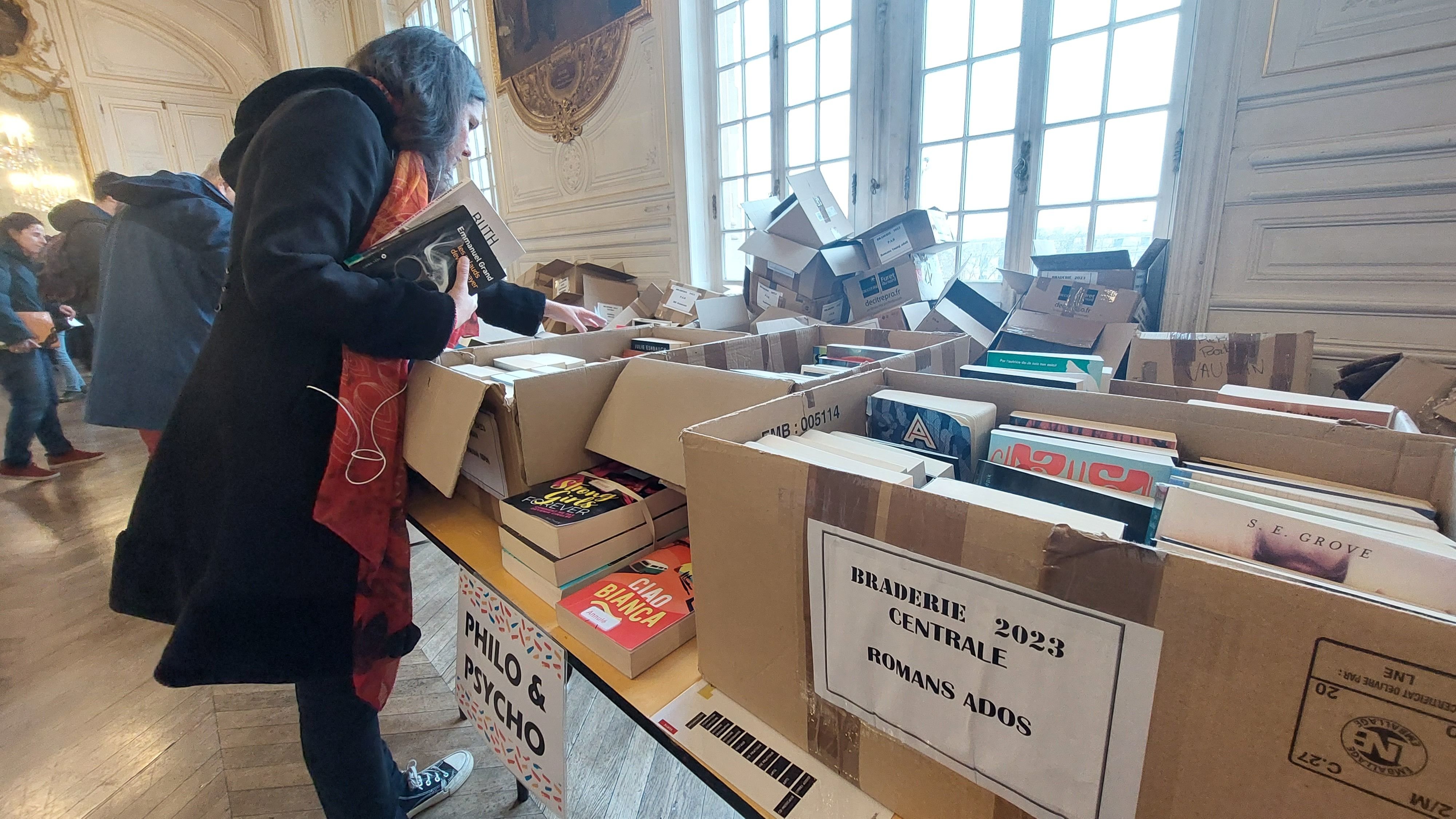 Versailles (yvelines), samedi. Près de 3 000 livres ont été bradés au grand public. LP/Mehdi Gherdane