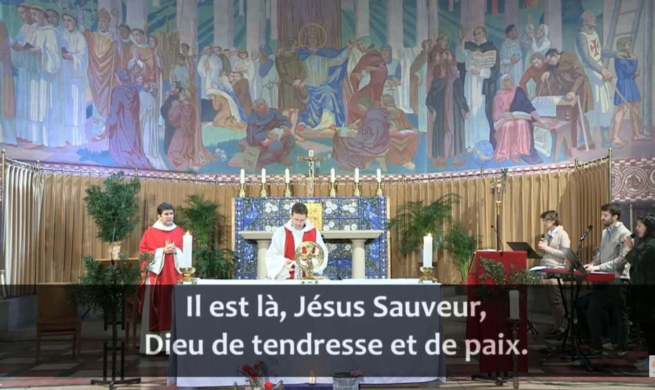 <b></b> Vincennes, dimanche 5 avril.A Saint-Louis de Vincennes, les paroles des chants s’affichent durant la diffusion pour permettre de participer au mieux à la célébration, comme ici durant la messe des Rameaux.