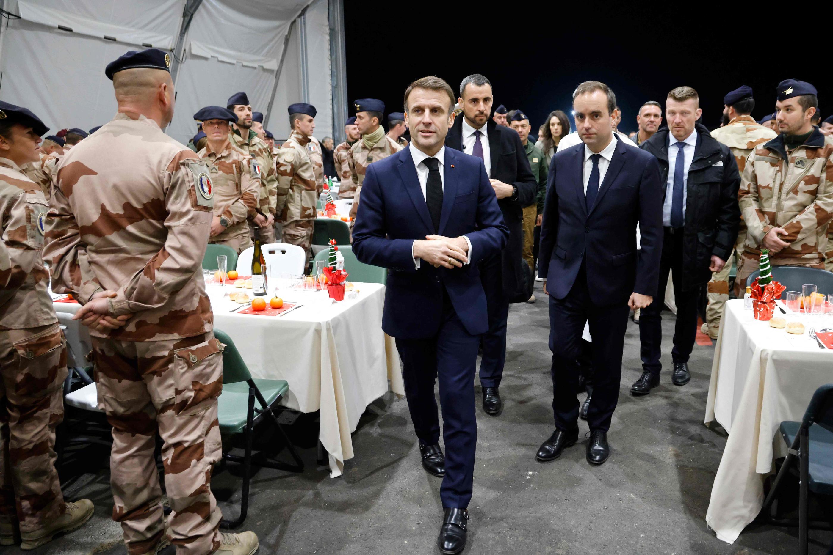 Safawi (Jordanie), le 21 décembre. Emmanuel Macron, accompagné du ministre des Armées Sébastien Lecornu, a partagé avec les militaires français un repas préparé par le chef de l'Elysée. AFP/Pool Ludovic Marin.