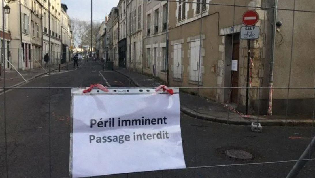 Concernant les immeubles situés aux 17 et 21 de la rue de Bourgogne, évacués en janvier, quand le sous-sol aura été sécurisé en rebouchant les cavités d'ici début 2023, leur démolition sera programmée. ©Lydie Lahaix/Radio France/Maxppp