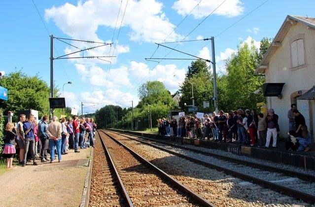 <b></b> De nombreux habitants, soutenus par les élus, protestent contre la fermeture possible de cinq gares sur la ligne J nord. 