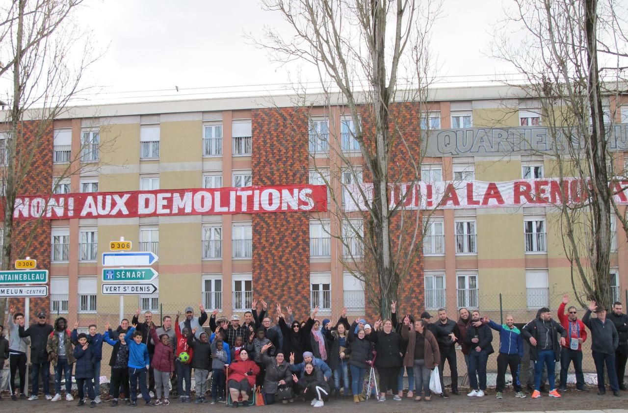 <b></b> Melun, ce jeudi soir. Des habitants disent leur refus de la démolition des 22 et 24, rue Robert Schuman, mais oui à la rénovation du quartier.