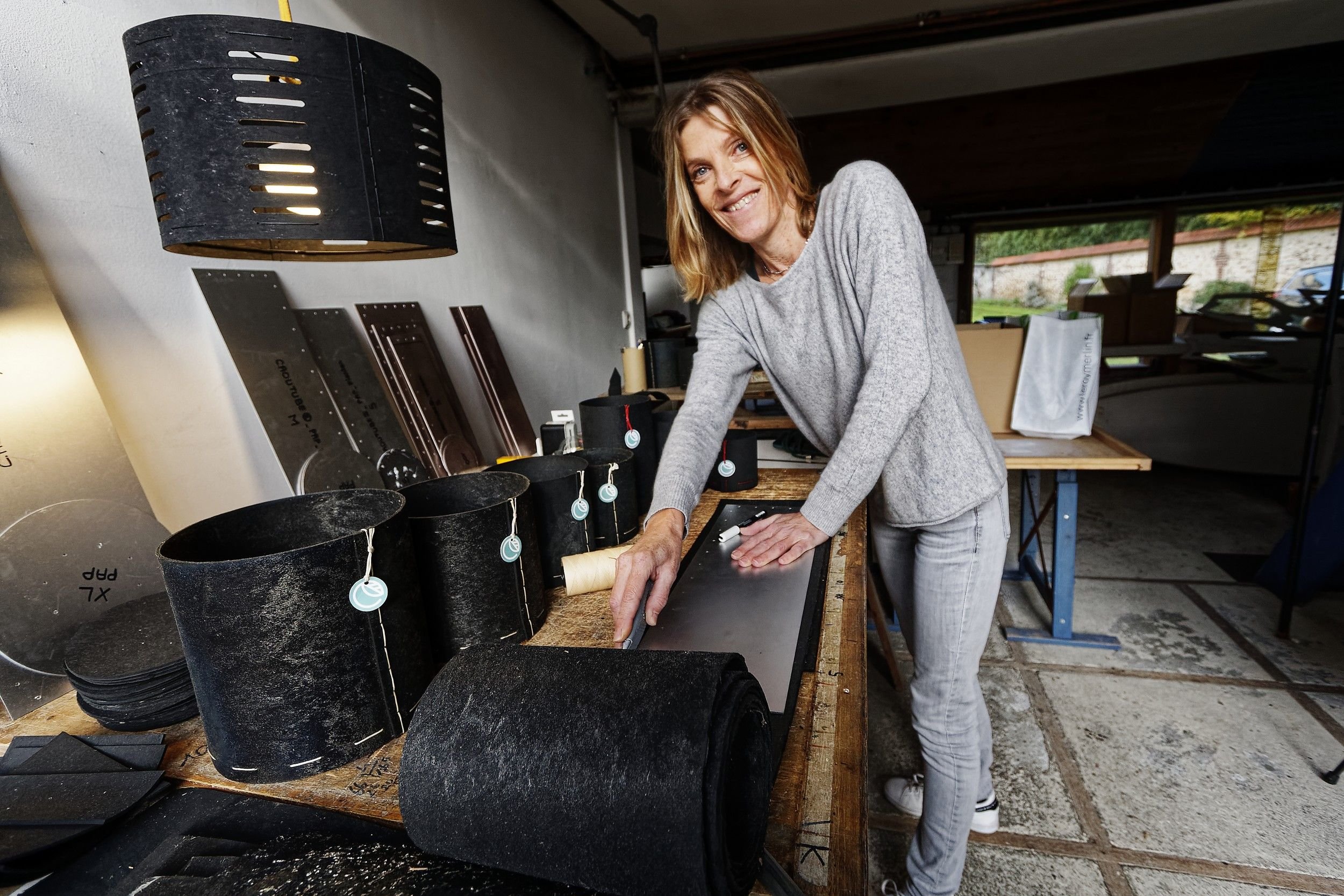 Béatrice Tisserand transforme de vieux pneus en objets design. LP/#PRESSE30