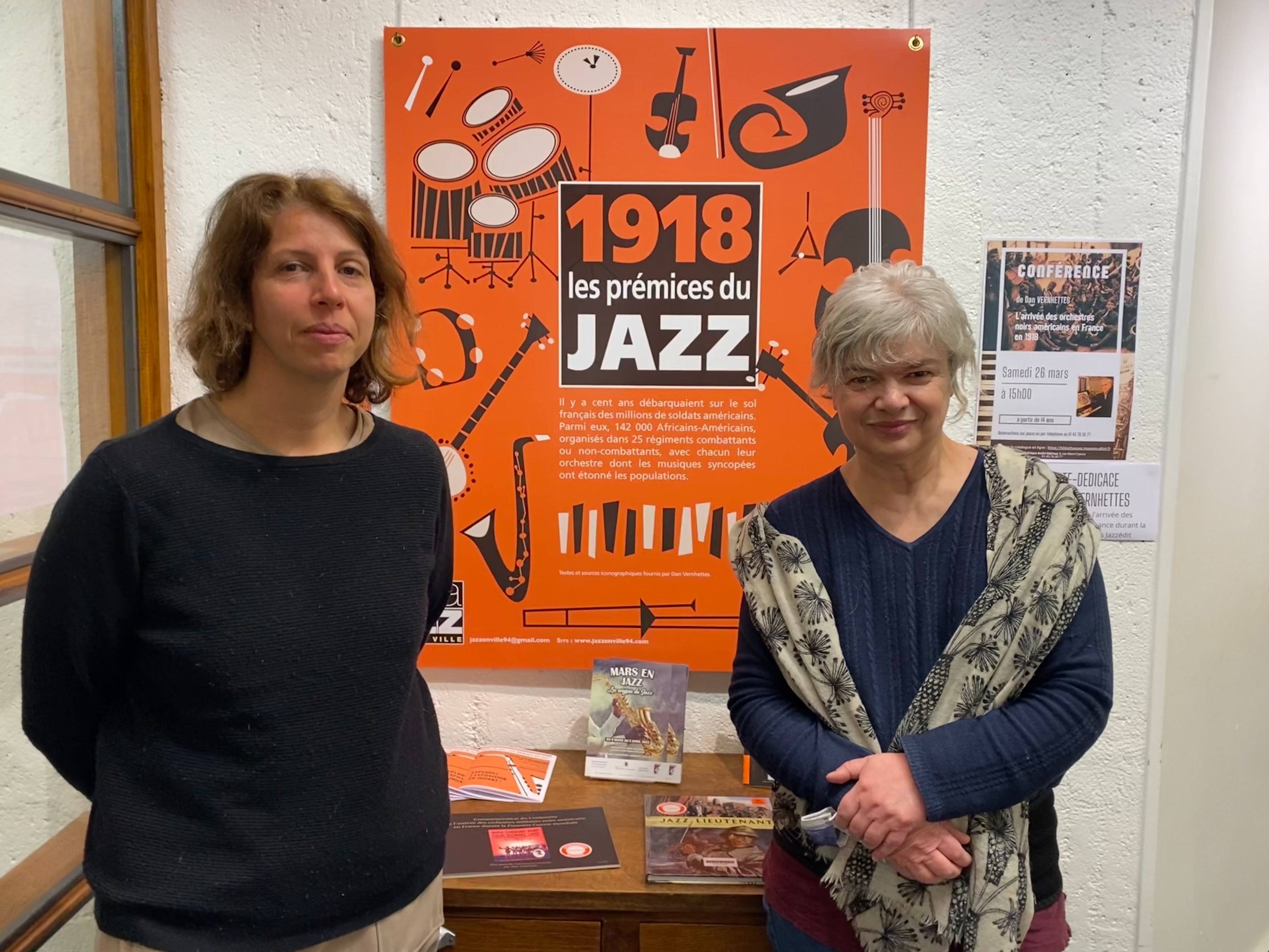 Maisons-Alfort, le 9 mars 2022. Hélène Sonnette (à gauche), en charge de cette 13e édition de "Mars en Jazz" et Sylvie Gallot, responsable du secteur documentation adulte à la médiathèque André-Malraux. LP/Imane Lyafori