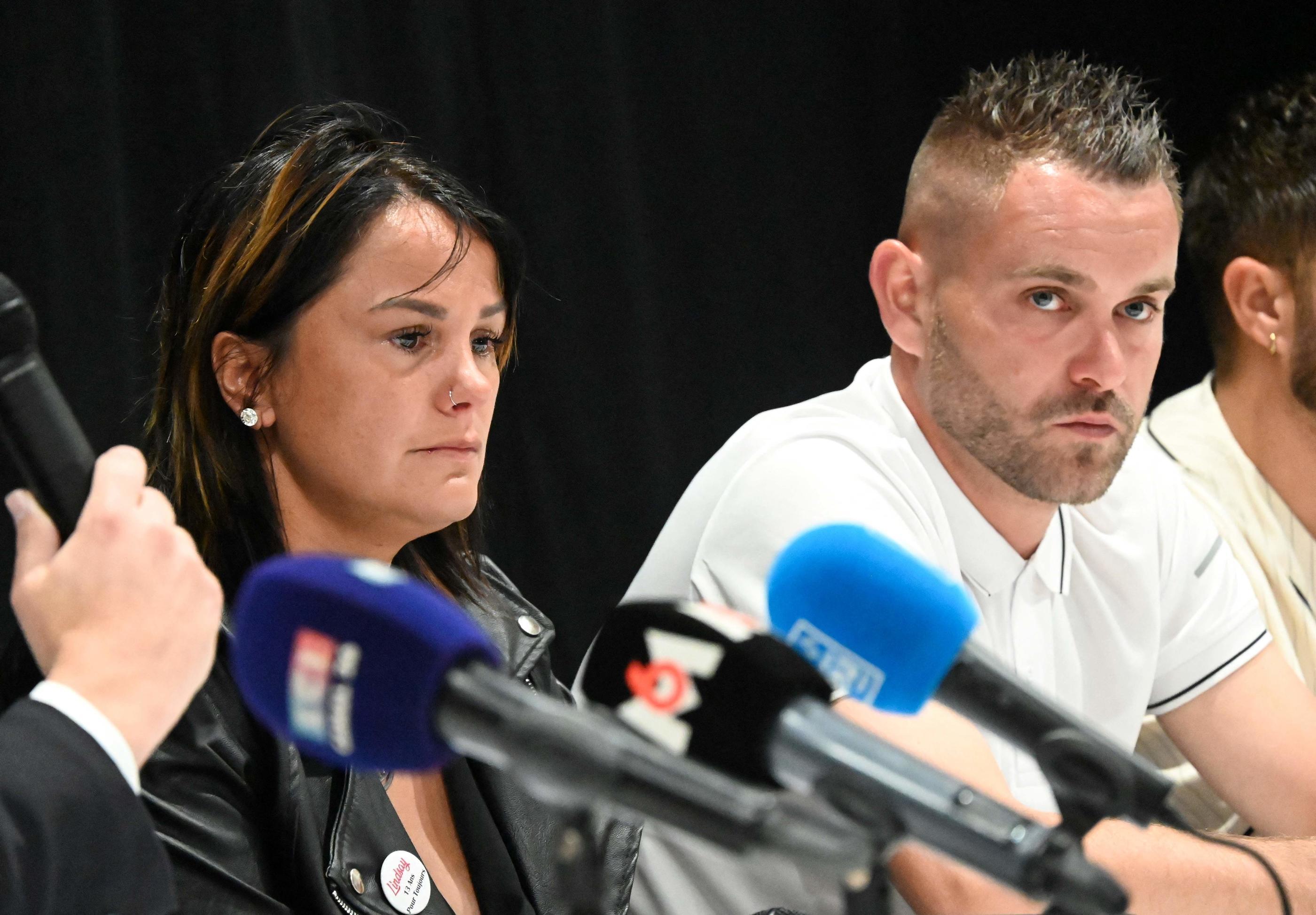 La mère et le beau-père de Lindsay, jeudi, lors de la conférence de presse à Vendin-le-Viel (Pas-de-Calais) avec leur avocat, au cours de laquelle ils ont pointé une modération défaillante des contenus haineux sur les réseaux sociaux. AFP/Denis Charlet