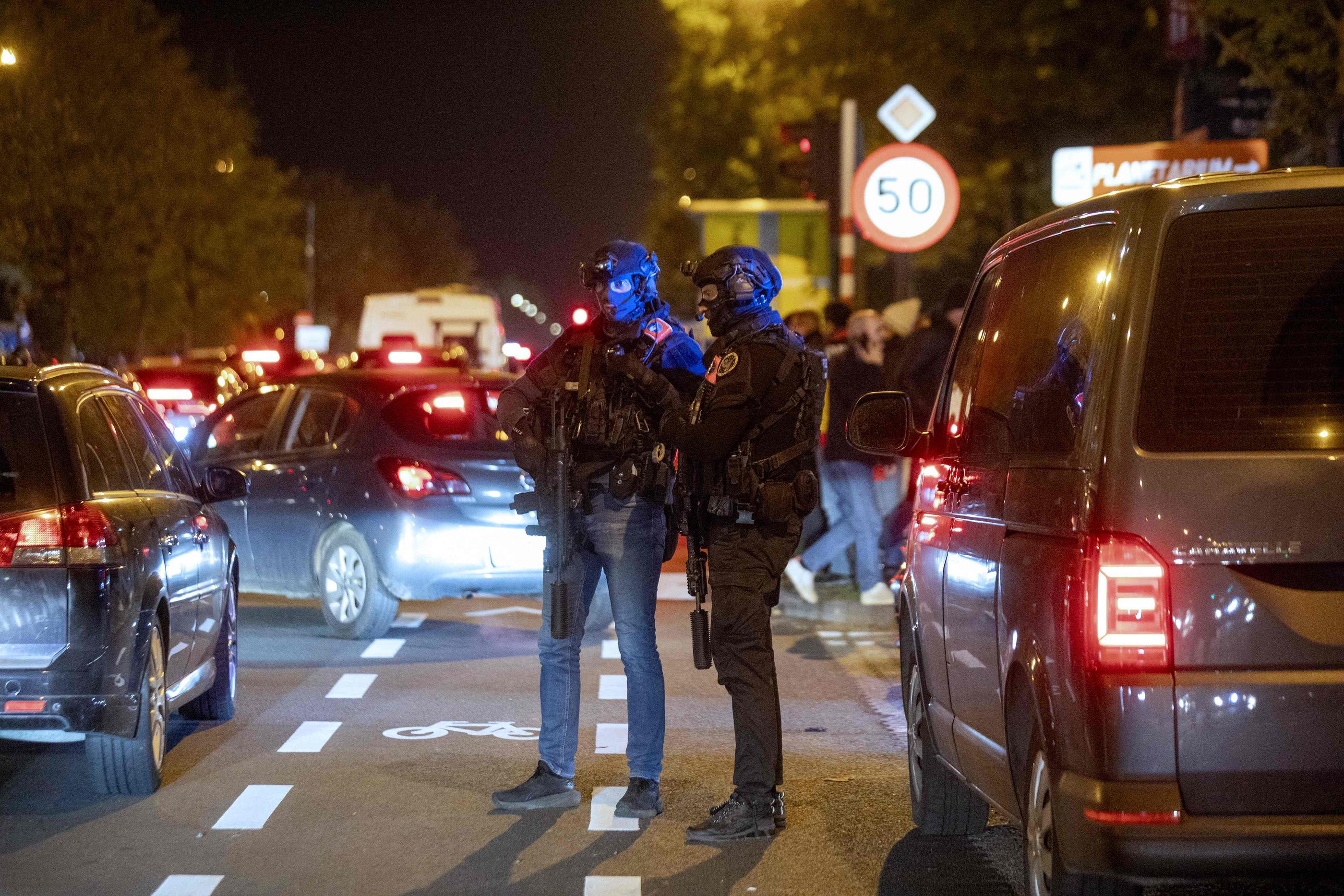 A Bruxelles, près du stade Roi Baudouin, lundi soir, après l'attentat qui a coûté la vie à deux Suédois. AFP/Belga/Hatim Kaghat