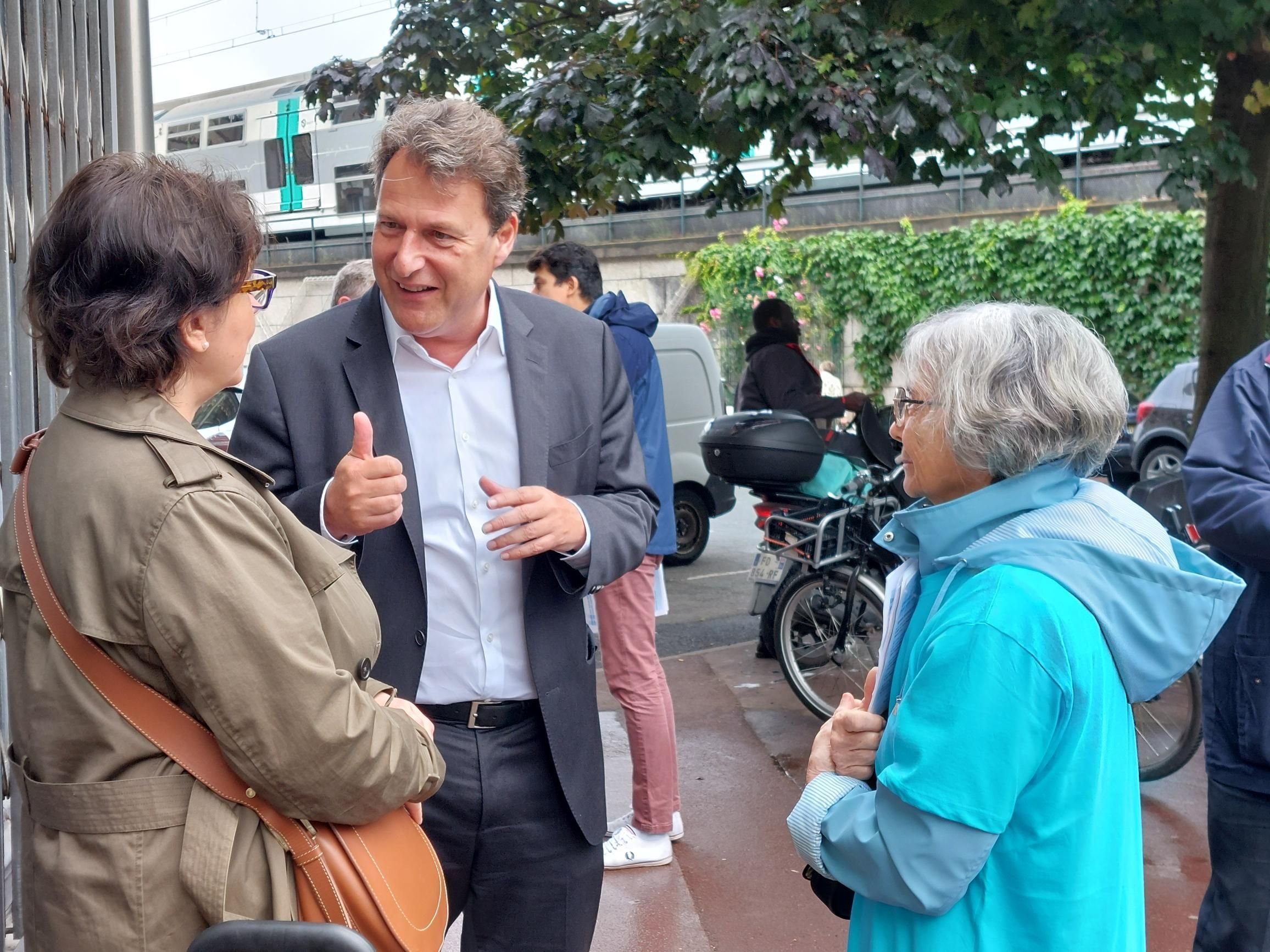 Saint-Maur-des-Fossés (Val-de-Marne), ce samedi 22 juin. Sylvain Berrios, maire (LR) et candidat aux législatives sur la 1re circonscription, en campagne sur le marché de Champignol. LP/Laure Parny