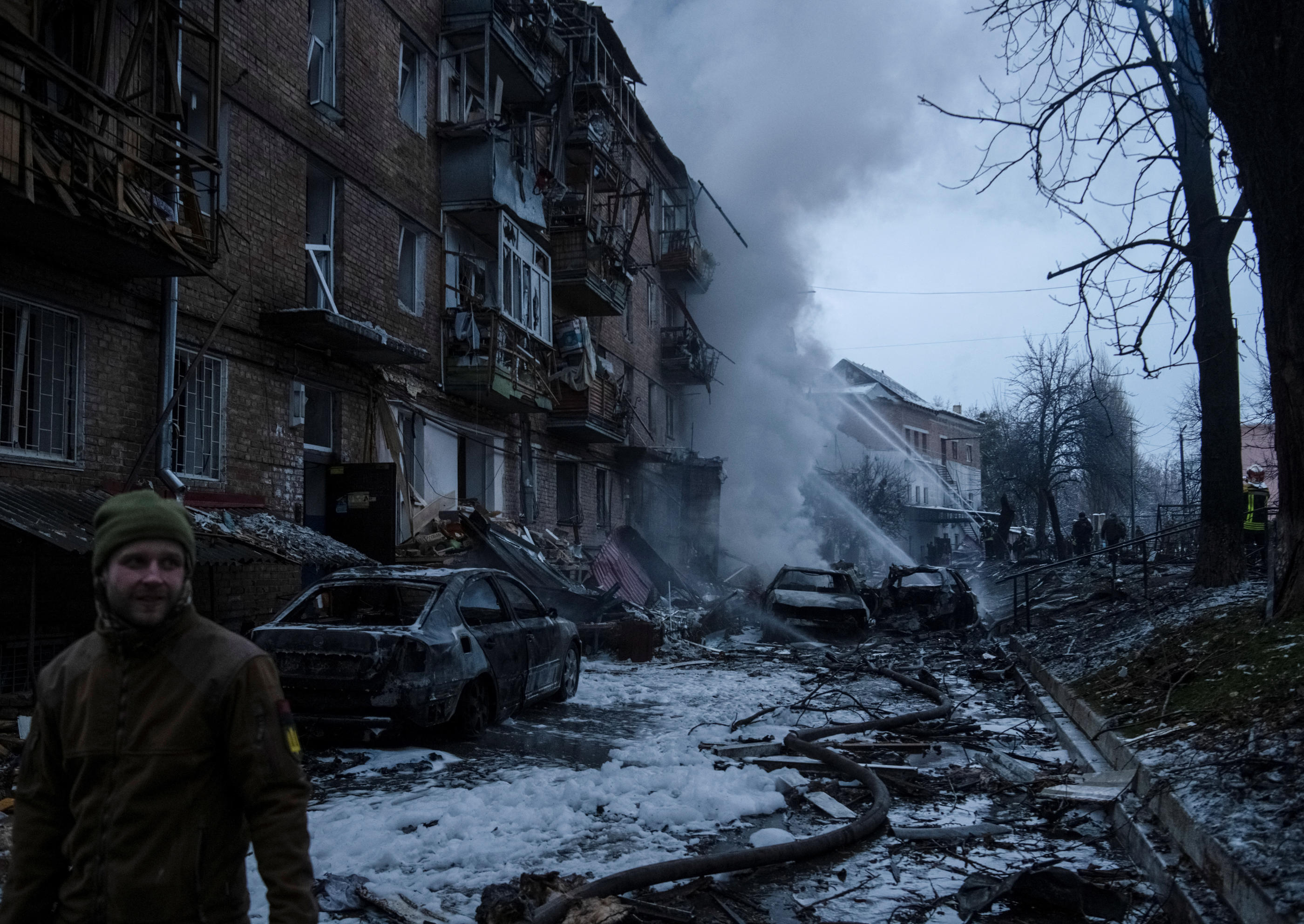 Des pompiers tentant d'éteindre un incendie, dans une ville proche de Kiev, touché par les missiles russes ce mercredi. REUTERS/Vladyslav Musiienko
