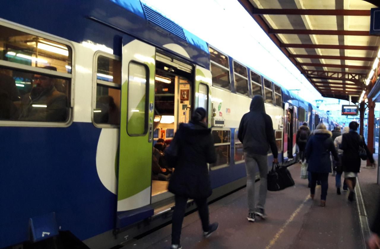 <b></b> Melun, mercredi matin. Il reste encore des places à l’avant du train de 7 h 35. Les usagers du RER D peuvent tranquillement choisir leur wagon.