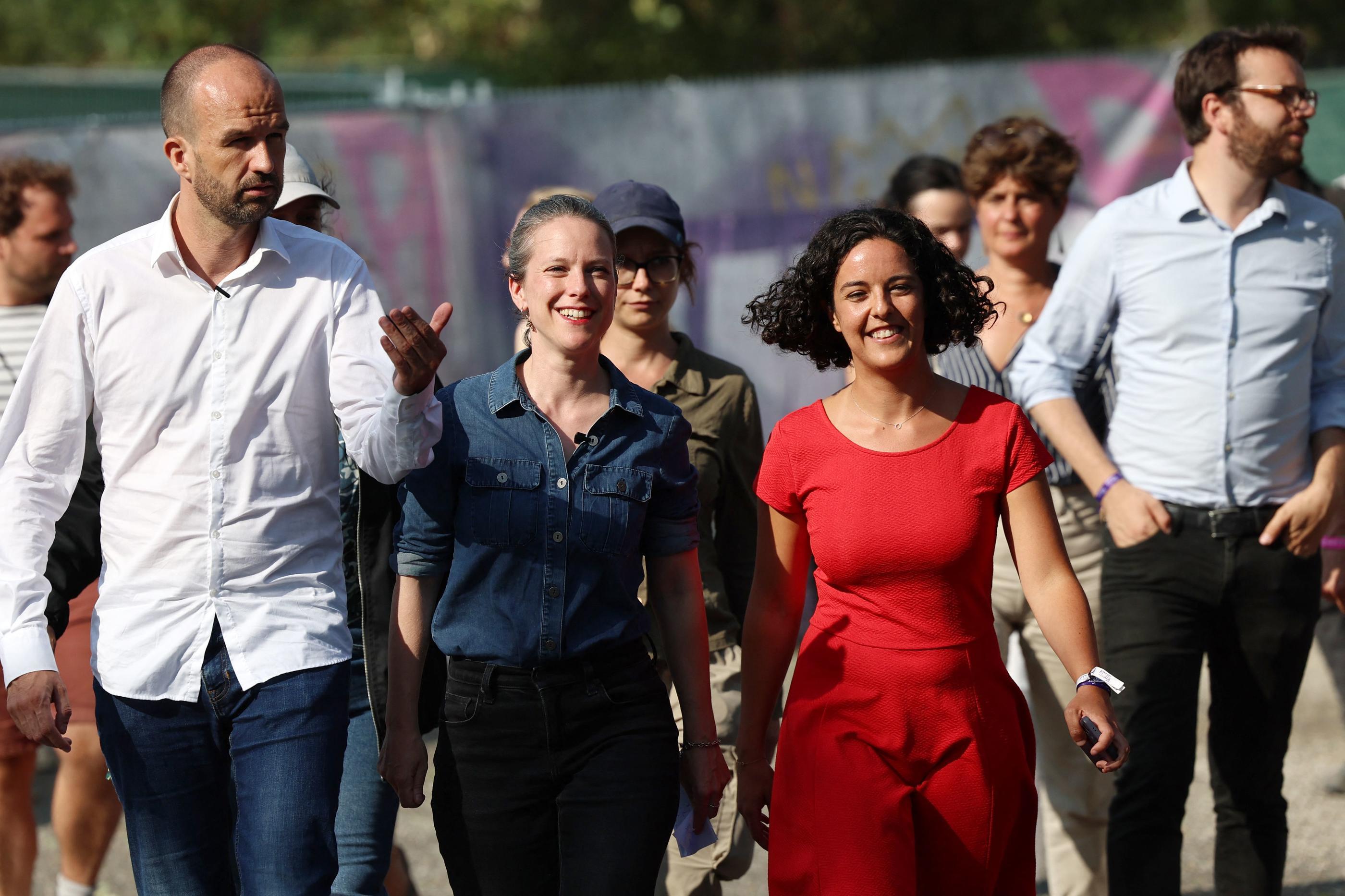 Valence (Drôme), ce samedi. Lucie Castets (au centre), candidate du Nouveau Front Populaire à Matignon aux côtés des Insoumis Manuel Bompard et Manon Aubry lors de l'université d'été de LFI. AFP/Emmanuel Dunand