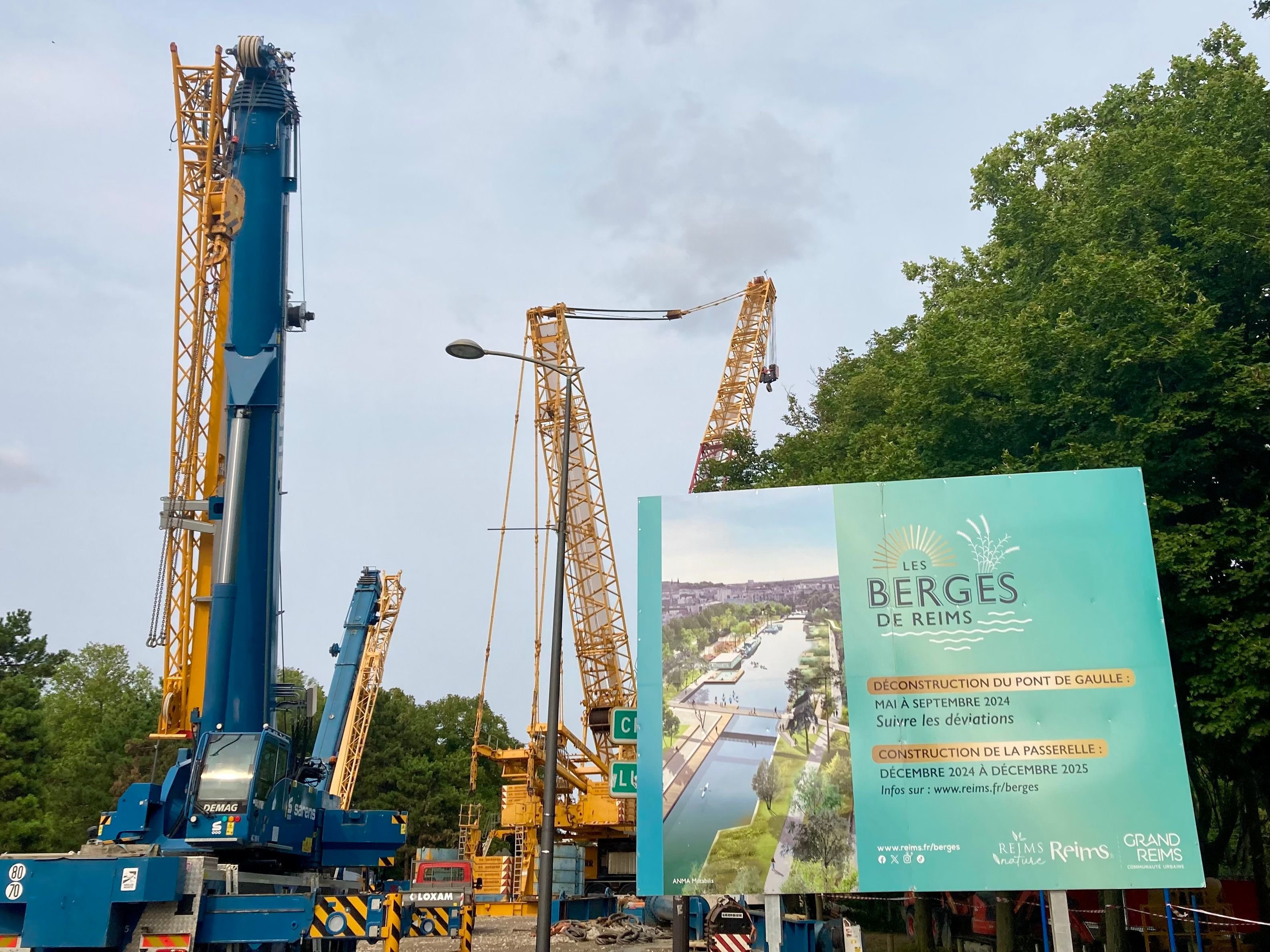 La gigantesque grue de 56 mètres de long était déjà entrée en action pour une opération de sciage/levage de la partie du pont Charles-de-Gaulle qui enjambe la Vesle, et reprendra du service la nuit du 2 au 3 septembre 2024 pour détruire le reste du pont. LP/Marie Blanchardon