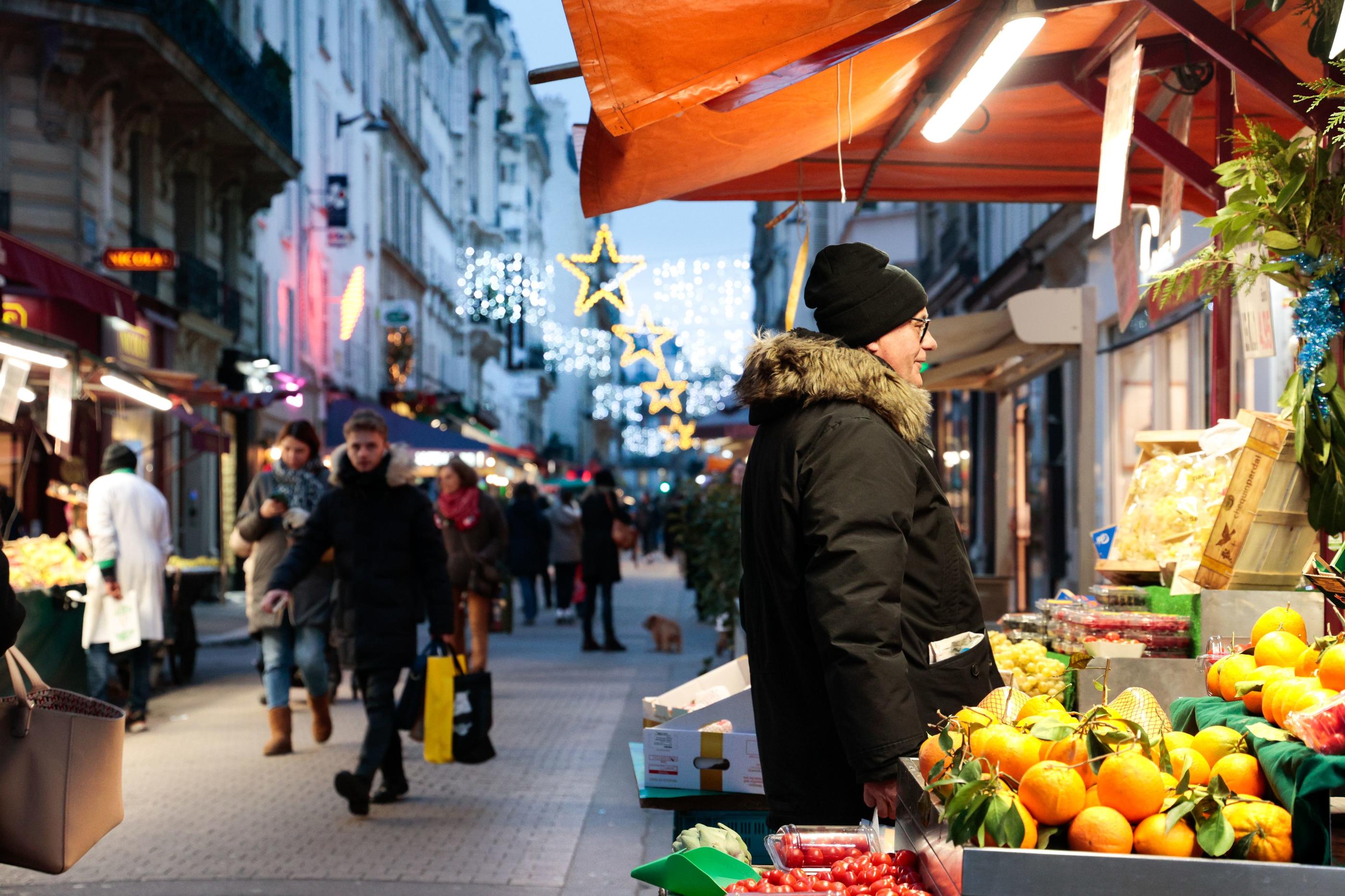 Paris, décembre 2022. À deux pas du parc Monceau, la rue de Lévis est réputée pour ses commerces de bouche, son marché de fruits et légumes et ses boutiques de prêt-à-porter. (Illustration.) LP/Thomas Hubert