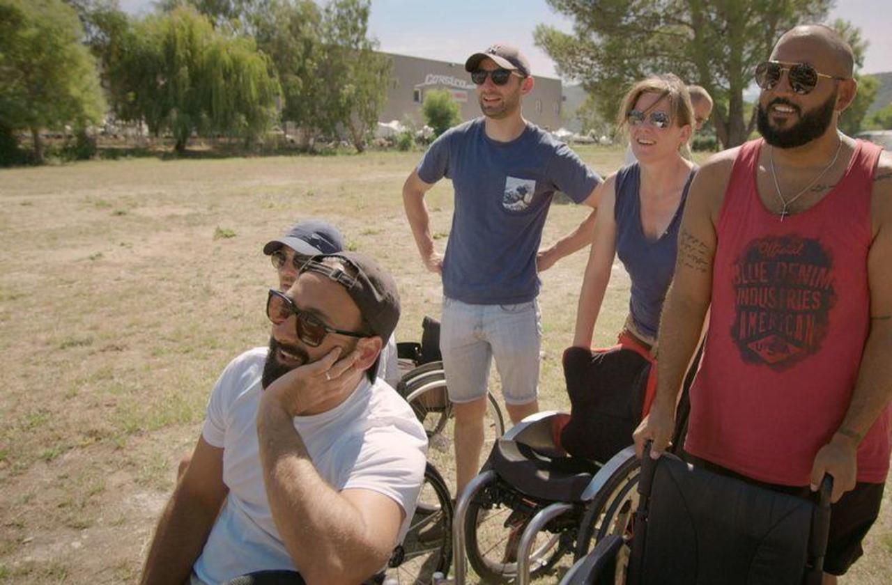 <b></b> Sullivan Breuneval (à droite) a passé cinq jours près de Bastia avec une équipe de dix personnes, valides et invalides, qu’il ne connaissait pas au départ.