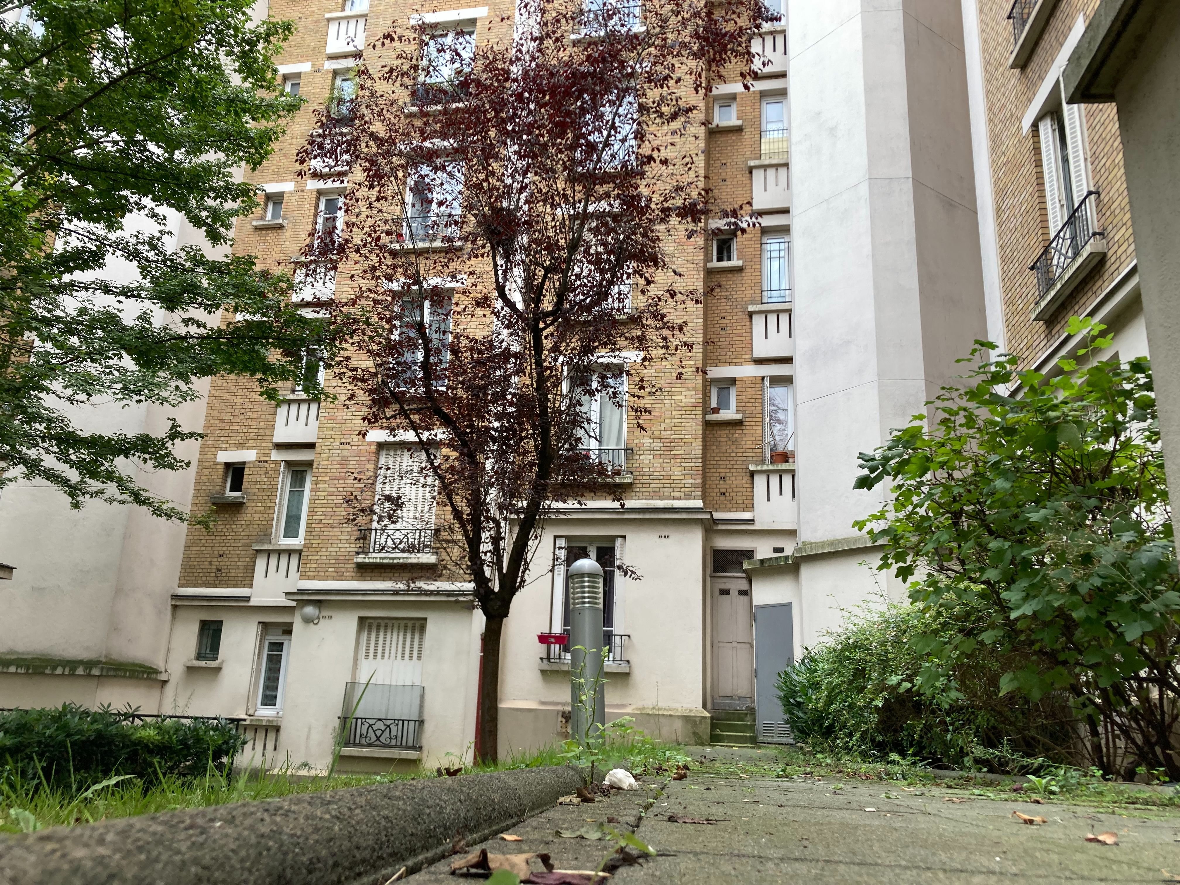 Paris (XIIIe), ce mardi 10 septembre. La victime, un homme de 33 ans, a été retrouvée dans cette petite cour. LP/ Benjamin Derveaux