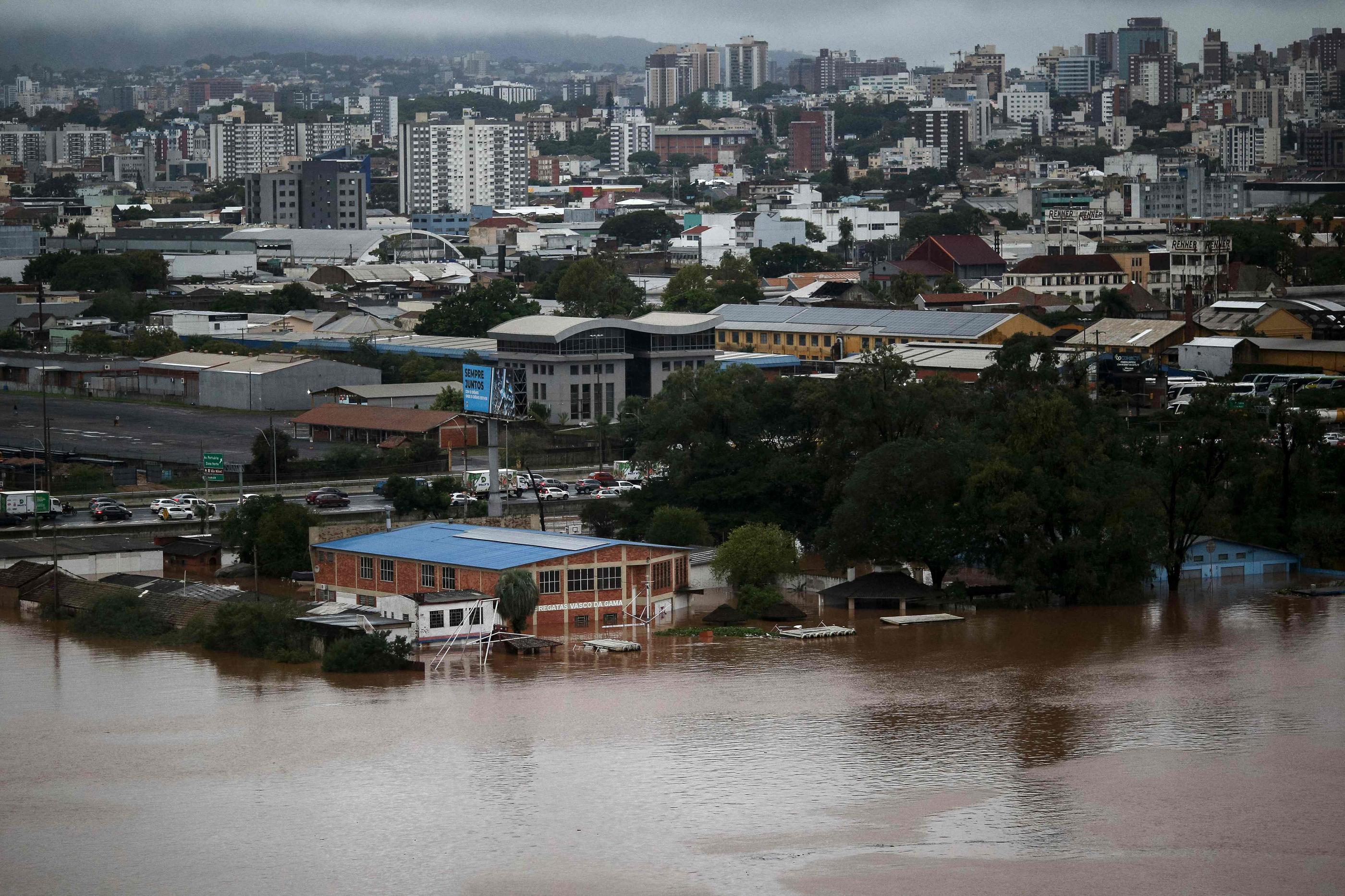 La ville de Porto Alegre, 1,5 million d’habitants, est désormais touchée par les inondations. AFP / ANSELMO CUNHA