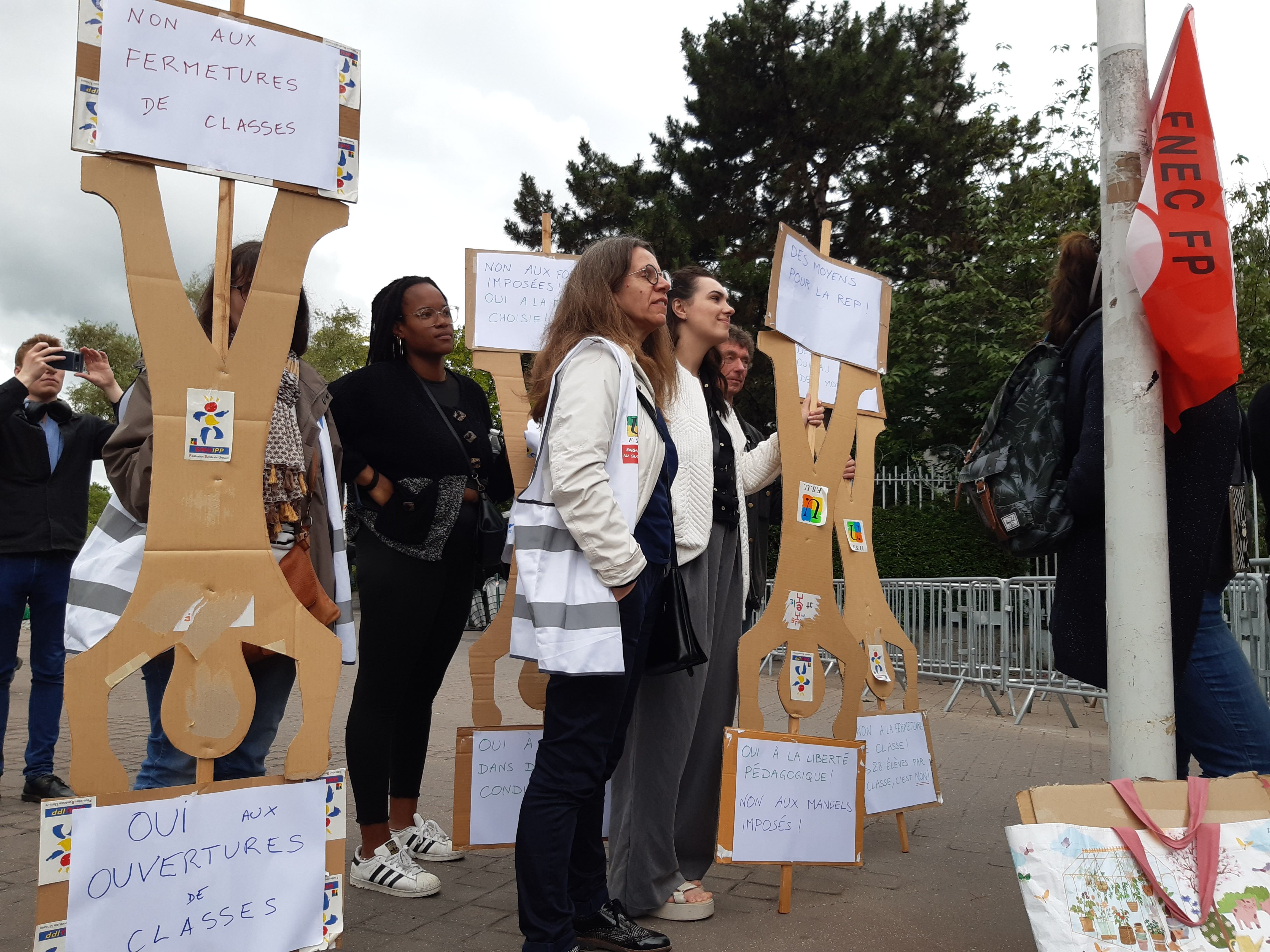 Nanterre, 18 juin 2024. Des enseignants en grève et réunis devant la direction académique ont confectionné des bonhommes qui marchent sur la tête pour dénoncer des mesures "à rebours de ce qu'il faudrait faire". LP/M.L.