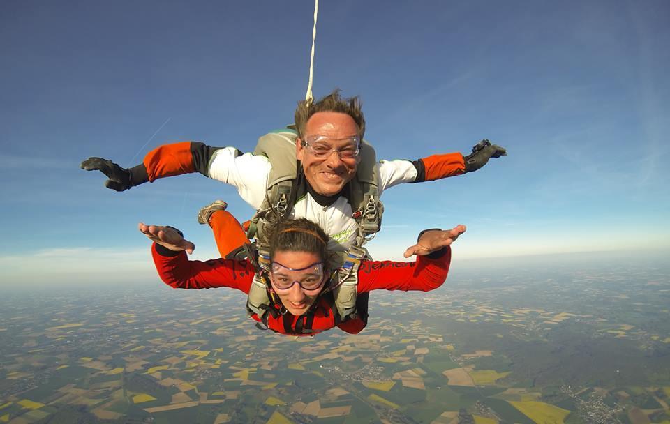 <b></b> Quand elle s’élance à plus de 4 000 m d’altitude, Hayette est en tandem avec Daniel Durand, le directeur technique de l’école de parachutisme de Frétoy-le-Château. Face à elle, sa « camera woman », Marie-Agnès Dizien. 