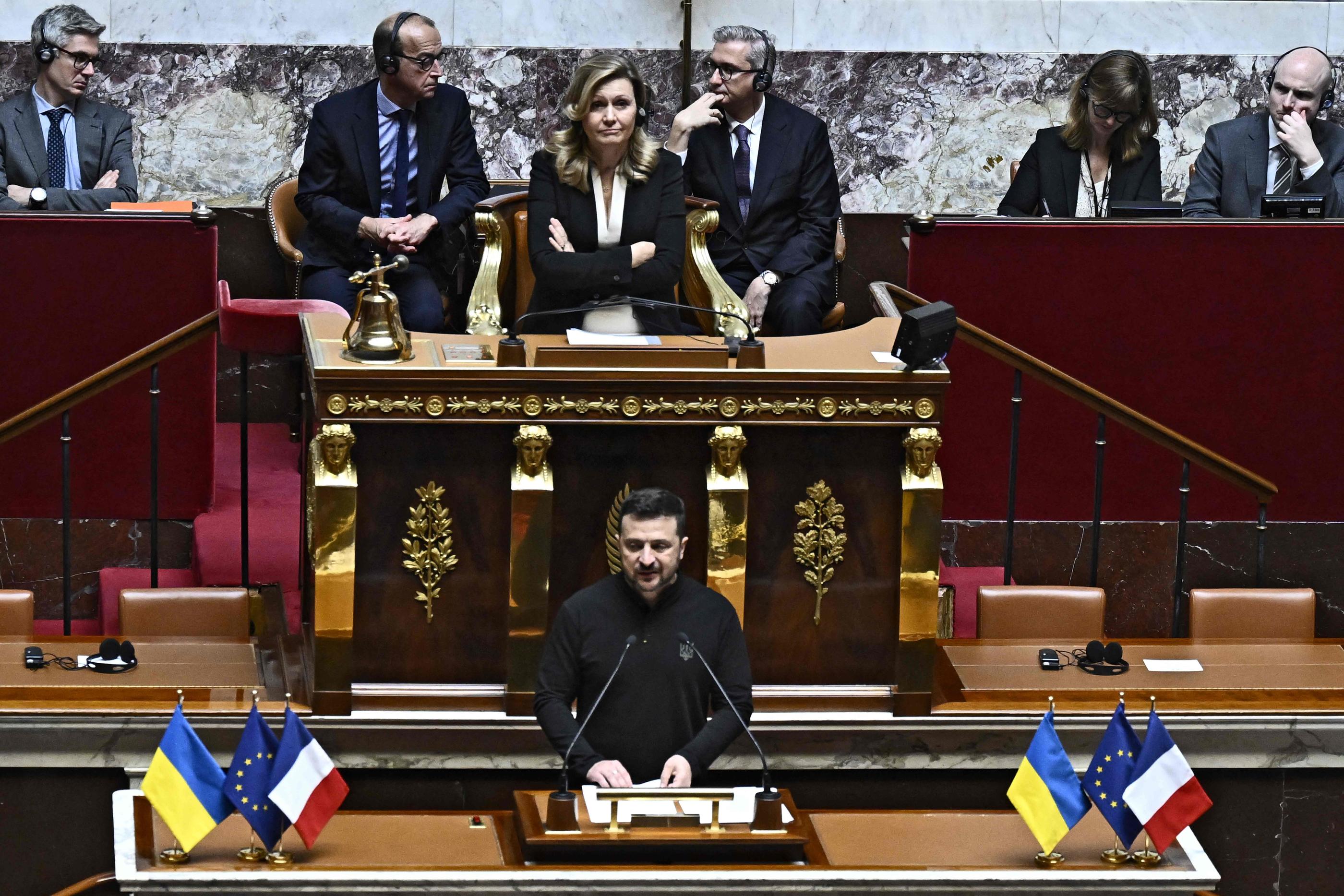 Le président ukrainien a remercié à de nombreuses reprises la France pour son soutien, mais l'a aussi appelée à faire « plus ». AFP/JULIEN DE ROSA