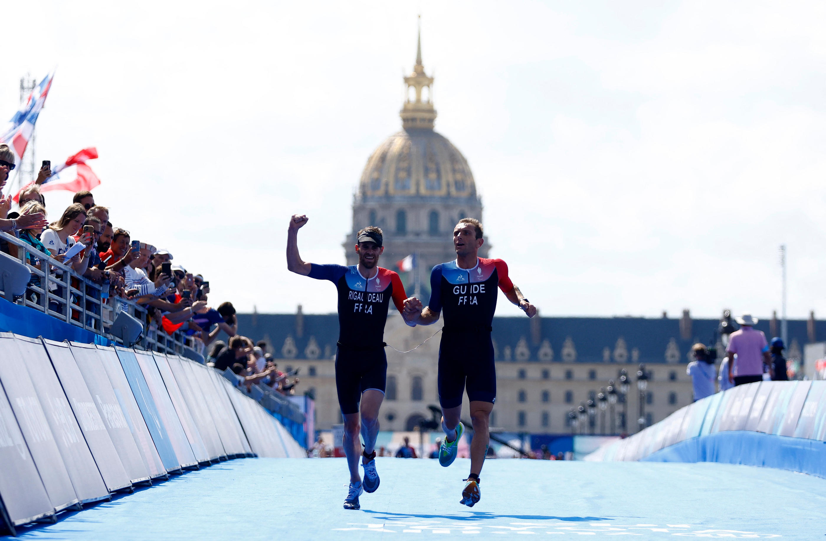 Surpuissants à vélo, impressionnants à pied, Thibaut Rigaudeau et son guide Cyril Viennot repartent avec une médaille d'argent. Icon Sport/Christian Hartmann