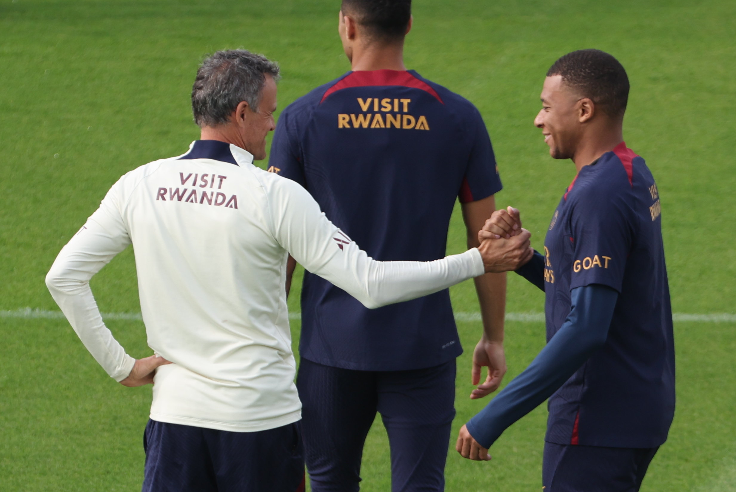 Kylian Mbappé salue Luis Enrique avant l'entraînement de vendredi. LP/ARNAUD JOURNOIS
