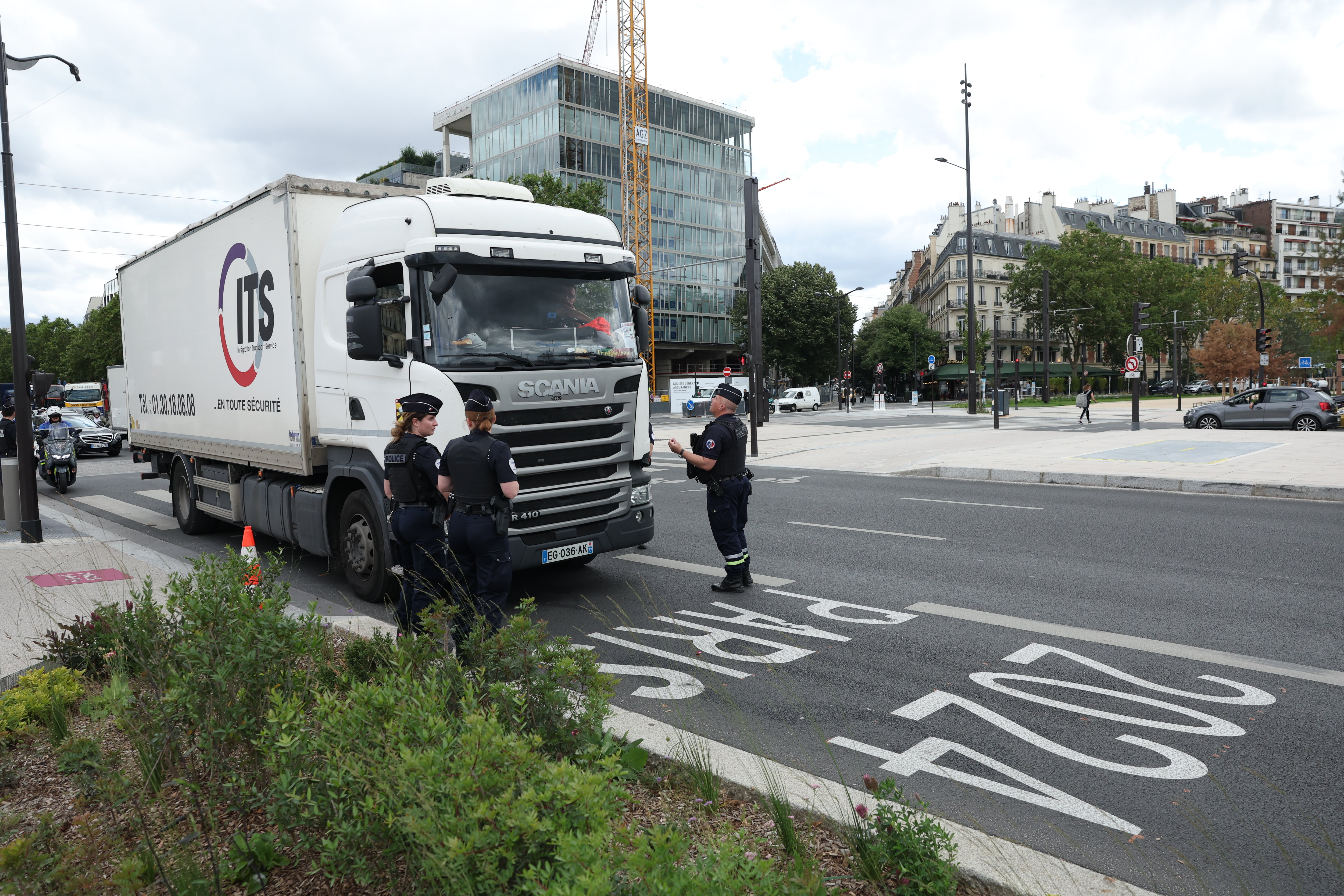 Avenue de la Grande-Armée à Paris (XVIIe), le 16 juillet. Une quarantaine de policiers étaient postés aux alentours de la porte Maillot pour faire appliquer la loi. LP/Arnaud Journois