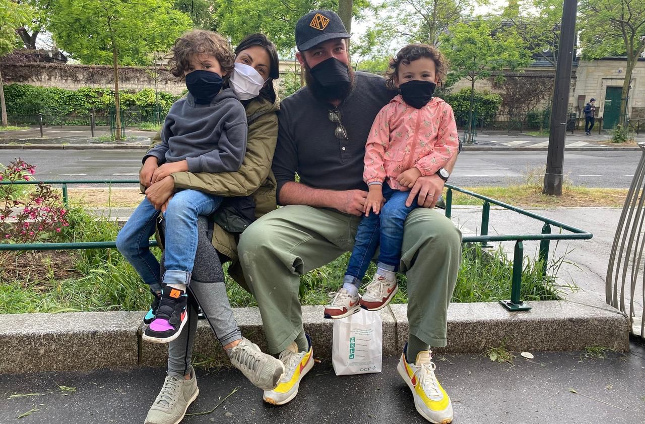 <b></b> Boulevard Edgar-Quinet (XIVe), ce lundi. Caroline, Rémi et leurs 2 enfants Anton et Carl viennent d'acheter leurs masques en pharmacie.