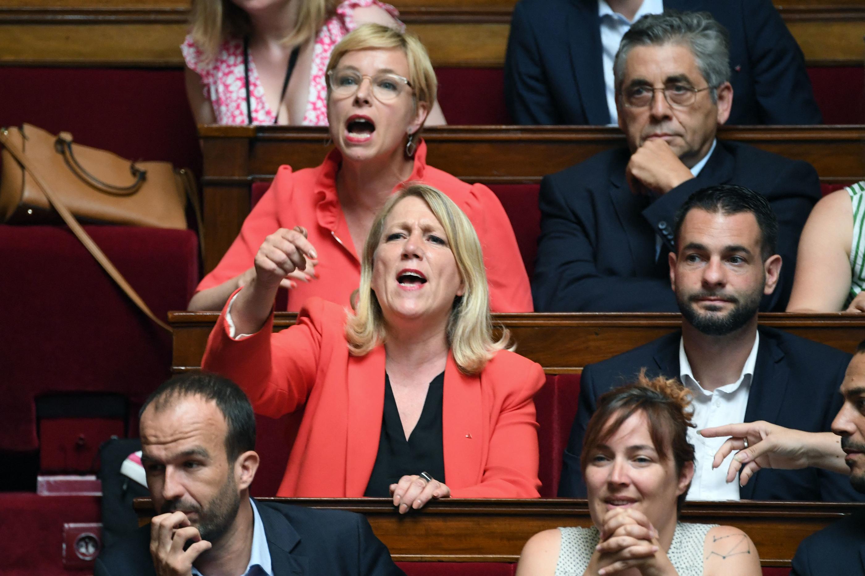 Paris, le 12 juillet 2022. Danielle Simonnet et Clémentine Autain réagissent lors de la séance de questions au gouvernement. AFP/Bertrand Guay