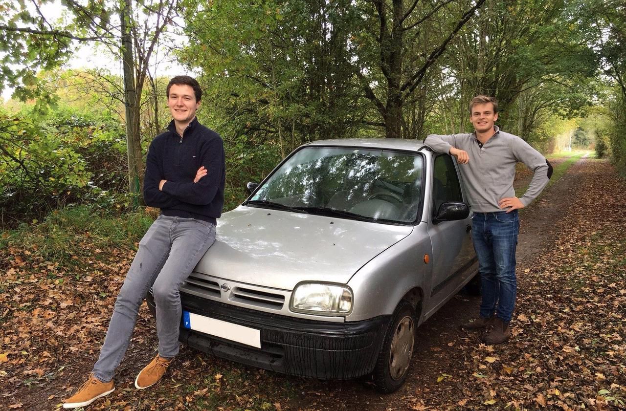 <b></b> Arnaud Vermeulen (à gauche) et Baudouin Camus participent à l’épreuve pour livrer des fournitures scolaires. Le tout à bord d’une Nissan Micra de 1990. 