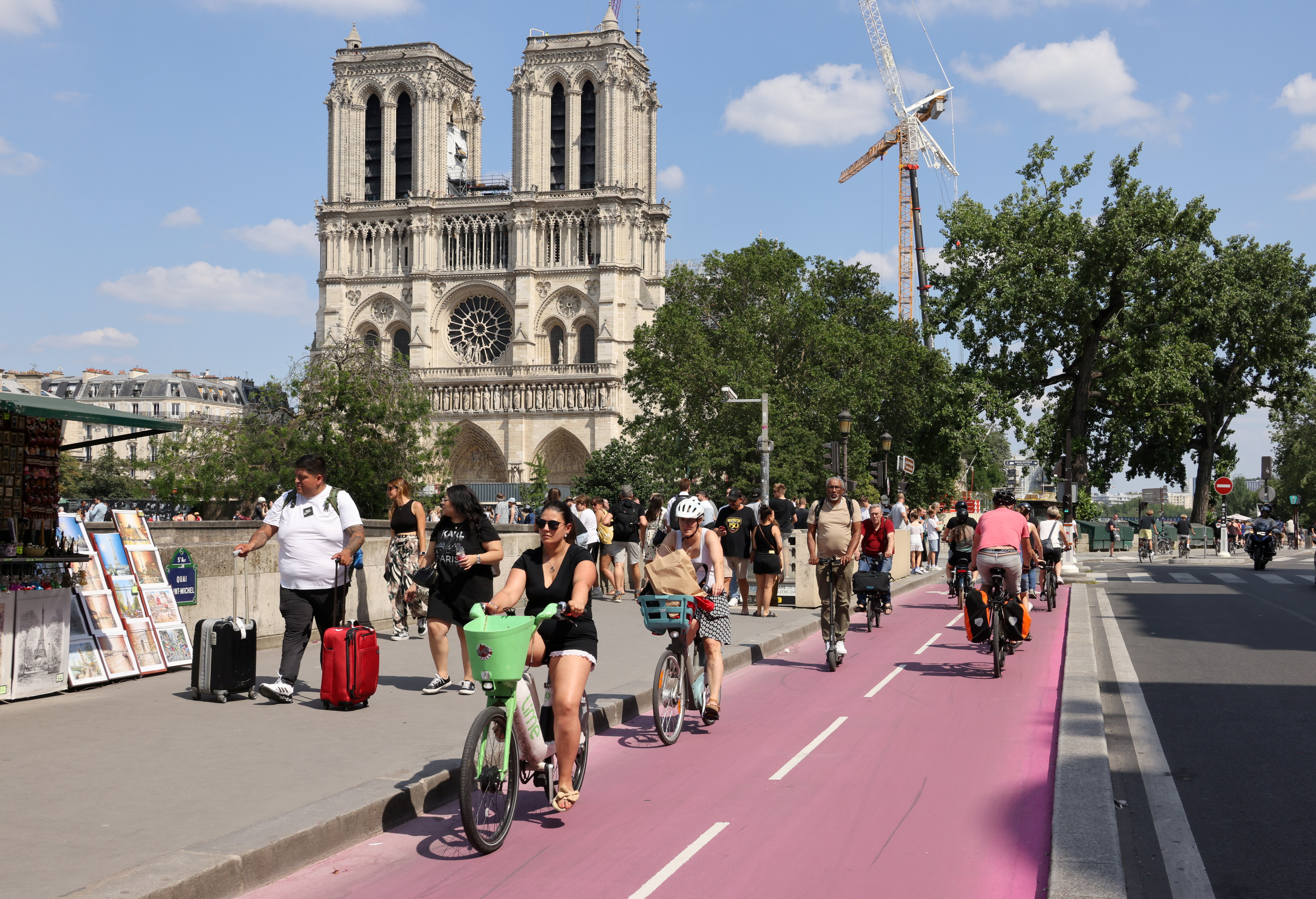 Dans Paris, les pistes du réseau cyclable olympique ont été peintes en rose. LP/Delphine Goldsztejn