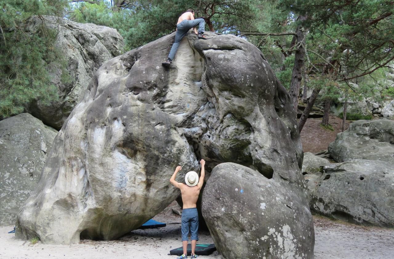 <b></b> Larchant, juillet dernier. Le rocher de l’Éléphant, bloc emblématique pour les amateurs d’escalades, a été fermé au début du mois d’octobre en raison de fissures. 