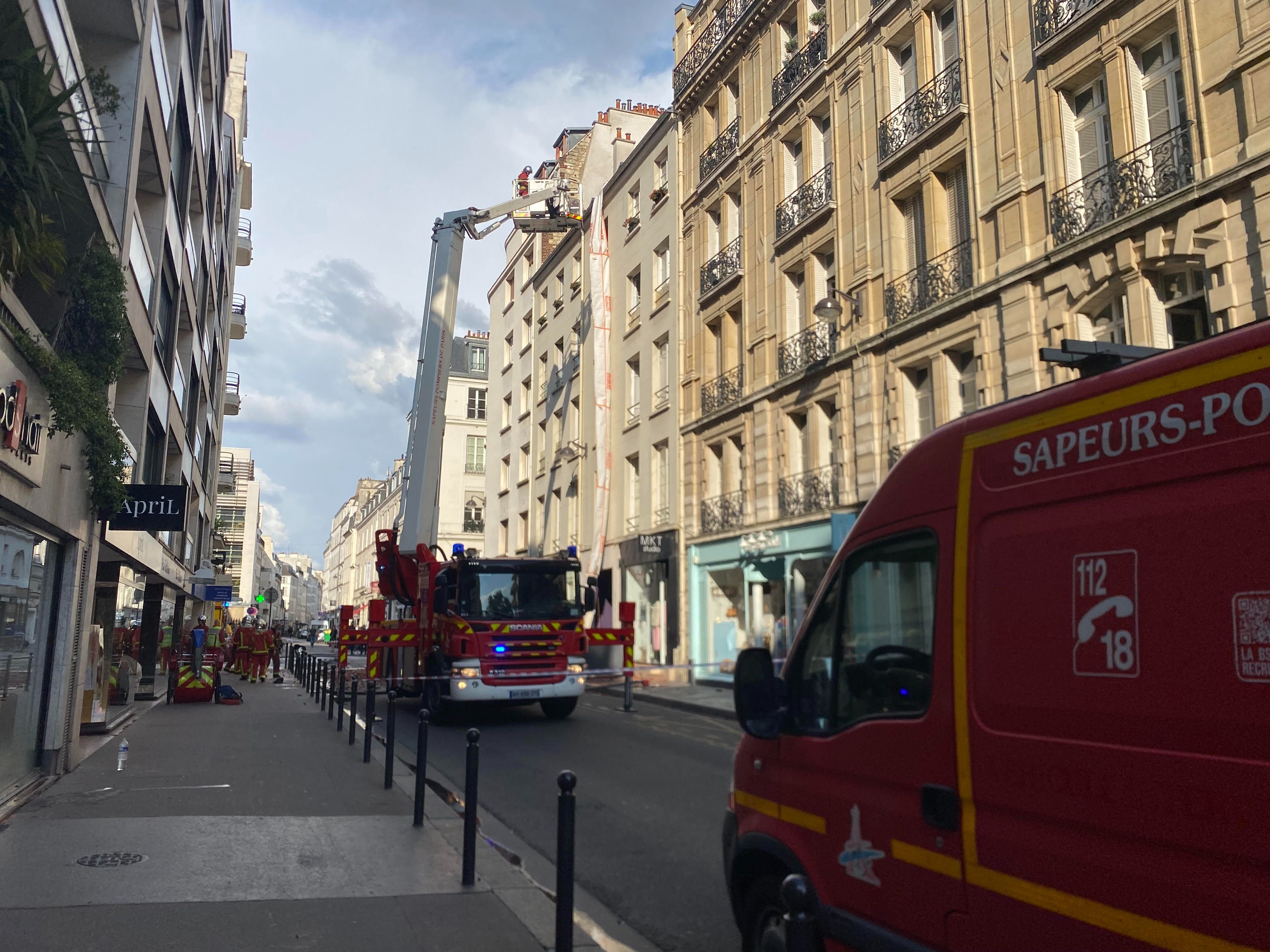 Paris, ce vendredi. L'incendie s'est déclaré dans un immeuble de la rue Saint-Dominique (VIIe).