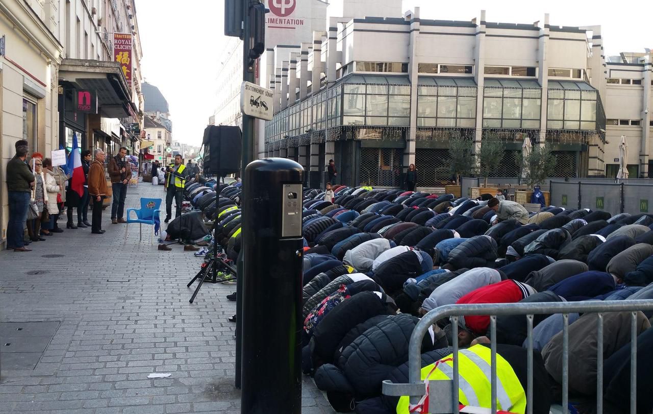 <p>Clichy, le 3 novembre 2017. Face &agrave; face entre les manifestants de Forces La&iuml;ques et les musulmans venus pour la pri&egrave;re de rue du vendredi.</p>