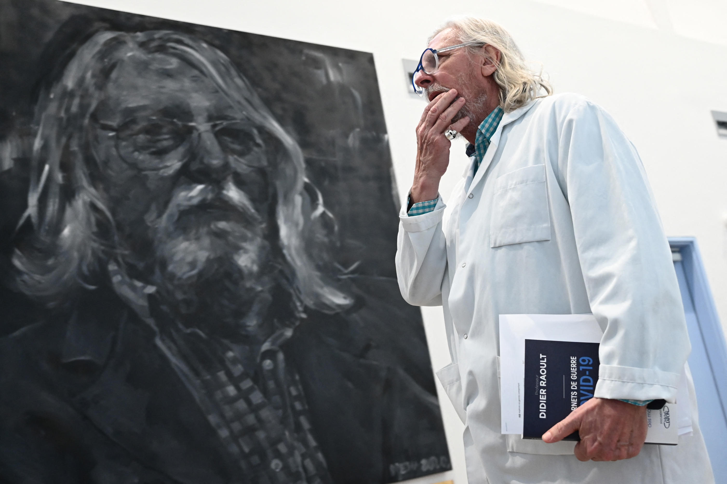 Même si le grand portrait à sa gloire a été décroché, le professeur Raoult continue d'avoir une influence non négligeable au sein de l’IHU de Marseille, où beaucoup aimeraient pourtant tourner la page. AFP/Christophe Simon