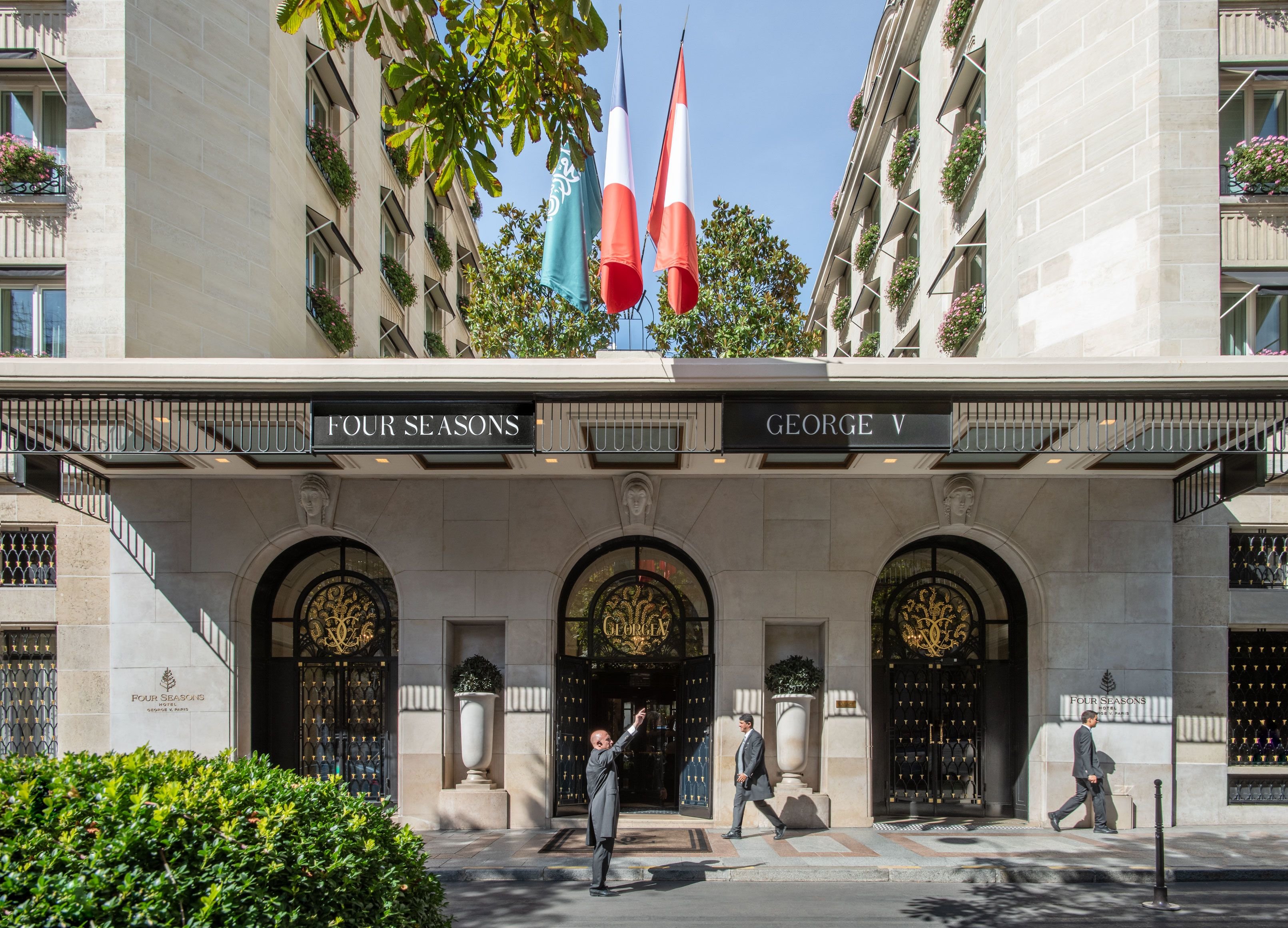 Le palace de l'avenue George V fait le plein malgré la situation sanitaire.